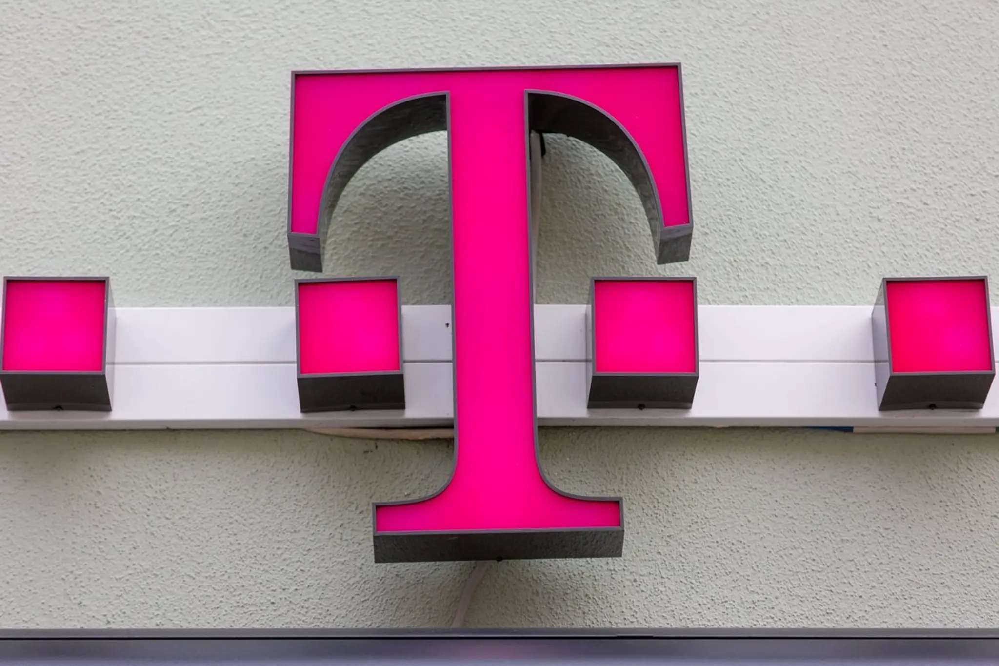 Na snímke je logo Telekomu na stene.