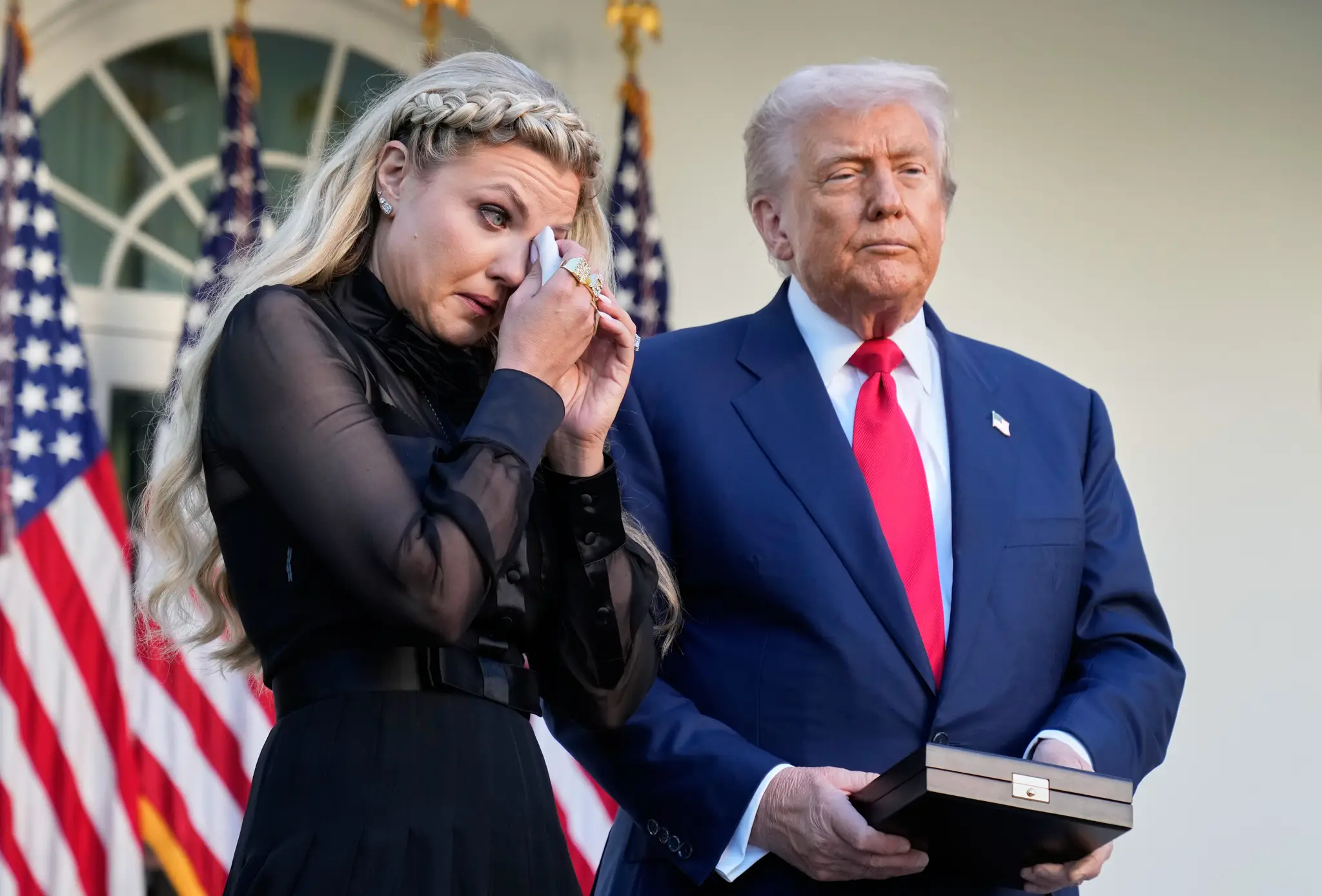 Erika Kirková si utiera slzy predtým, ako americký prezident Donald Trump udelil jej zosnulému manželovi Charliemu Kirkovi Prezidentskú medailu slobody.