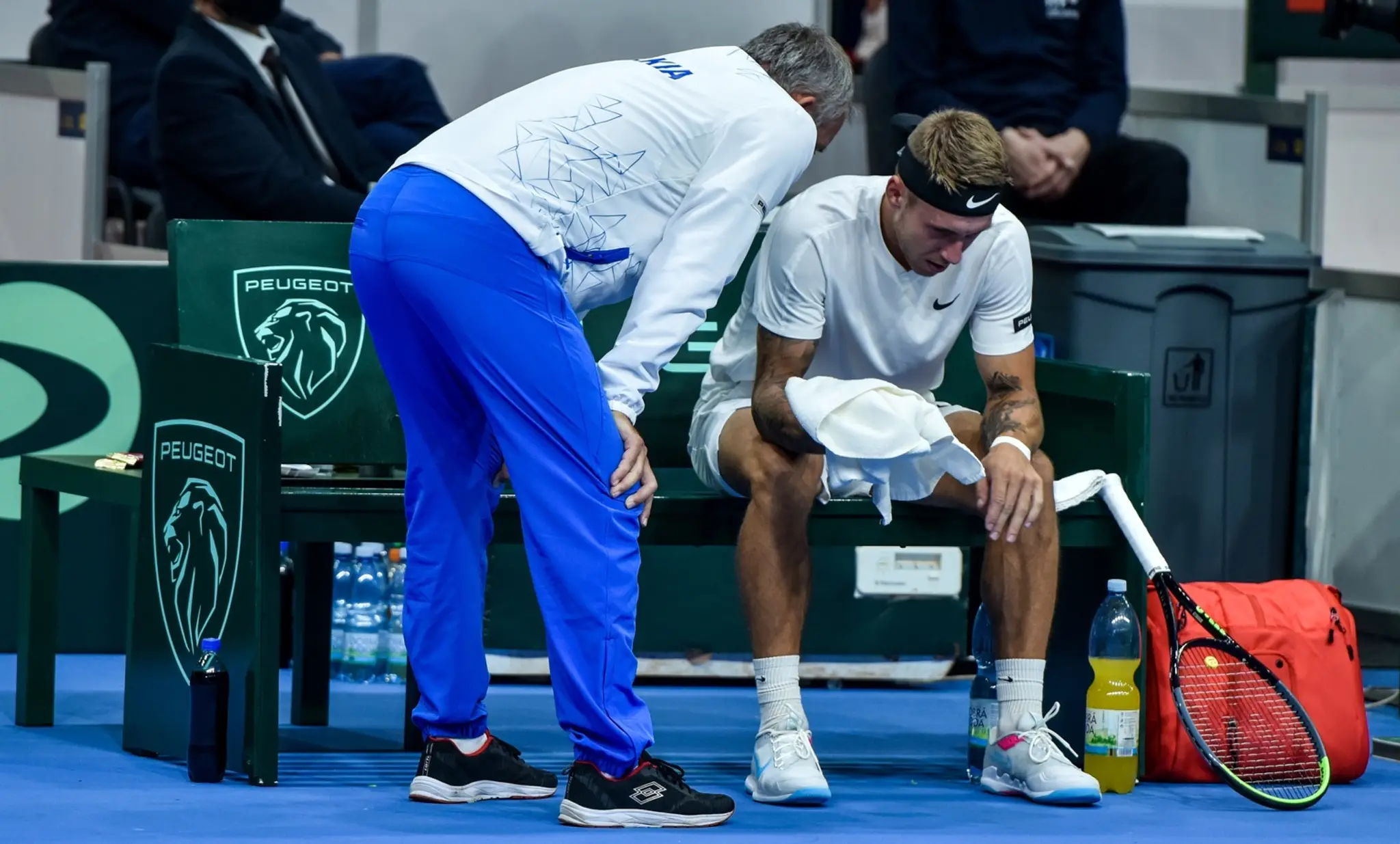 Nehrajúci kapitán slovenského daviscupového tímu Tibor Tóth atenista Alex Molčan počas zápasu úvodnej dvojhry proti Čile.