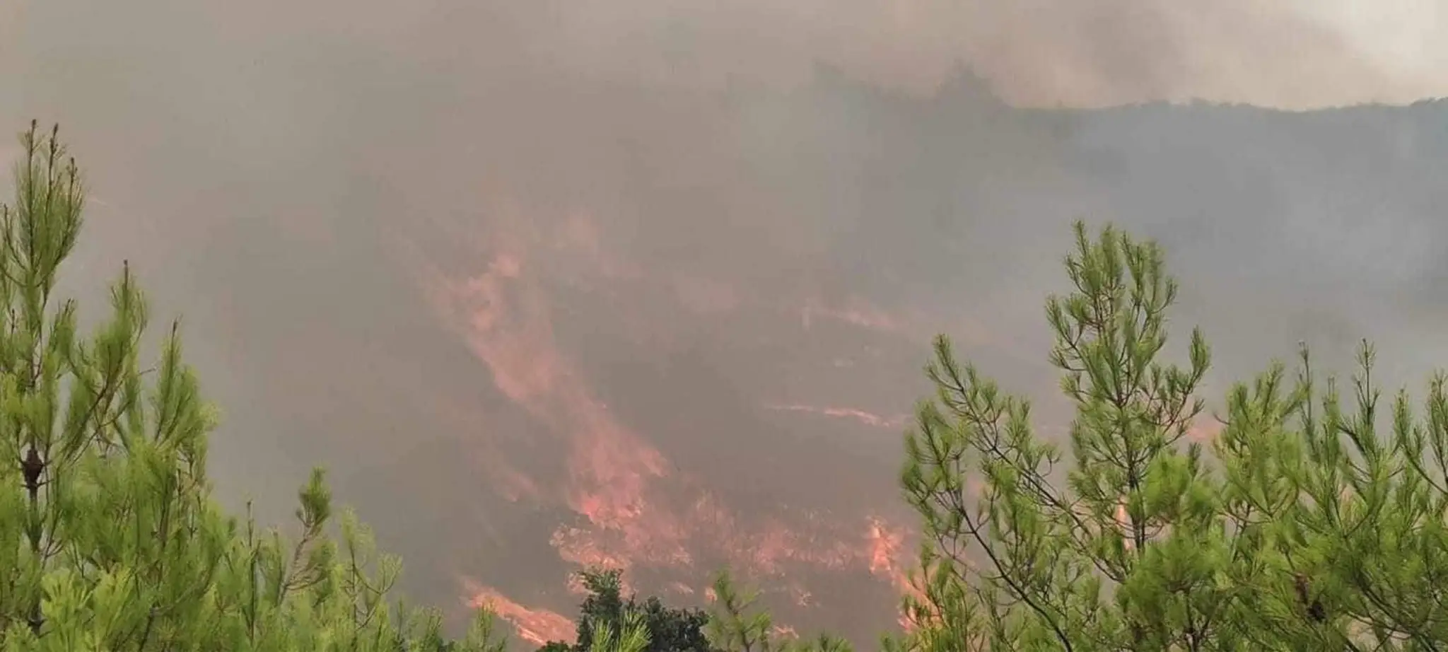 Tím hasičov aj naďalej zostáva na pobreží ostrova Rodos. 