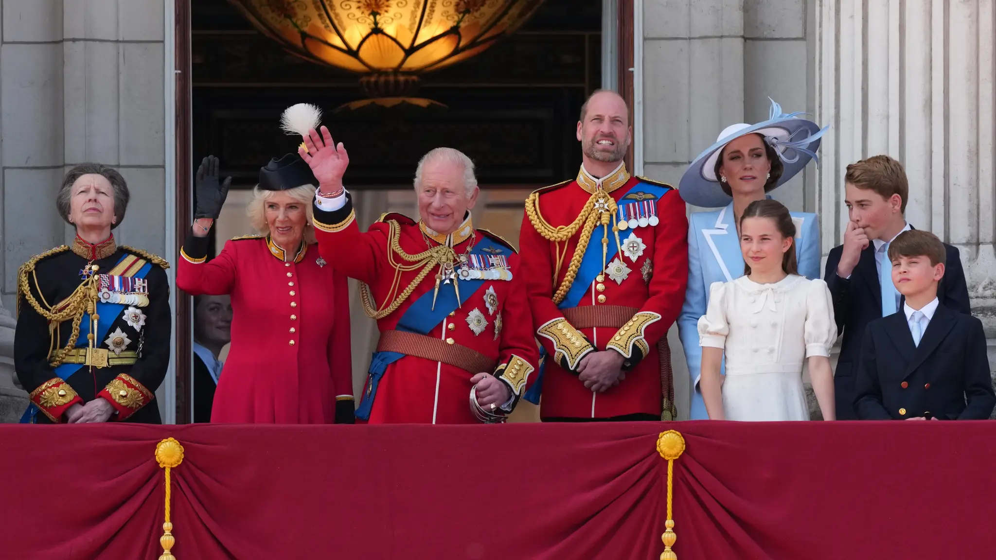 Veľkolepé oslavy narodenín britského kráľa. 