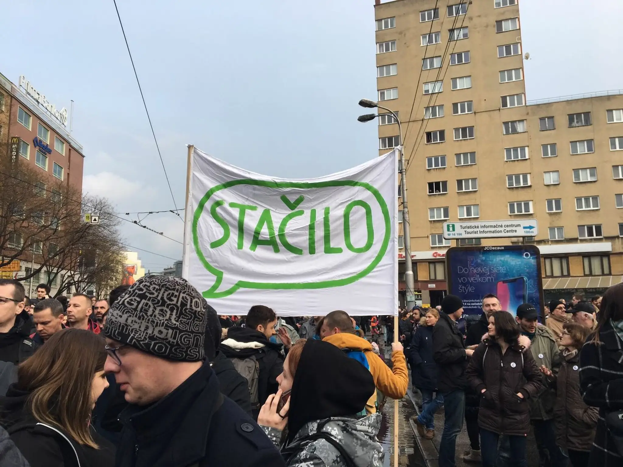 Na bratislavský protets si ľudia doniesli tematické transparenty. 
