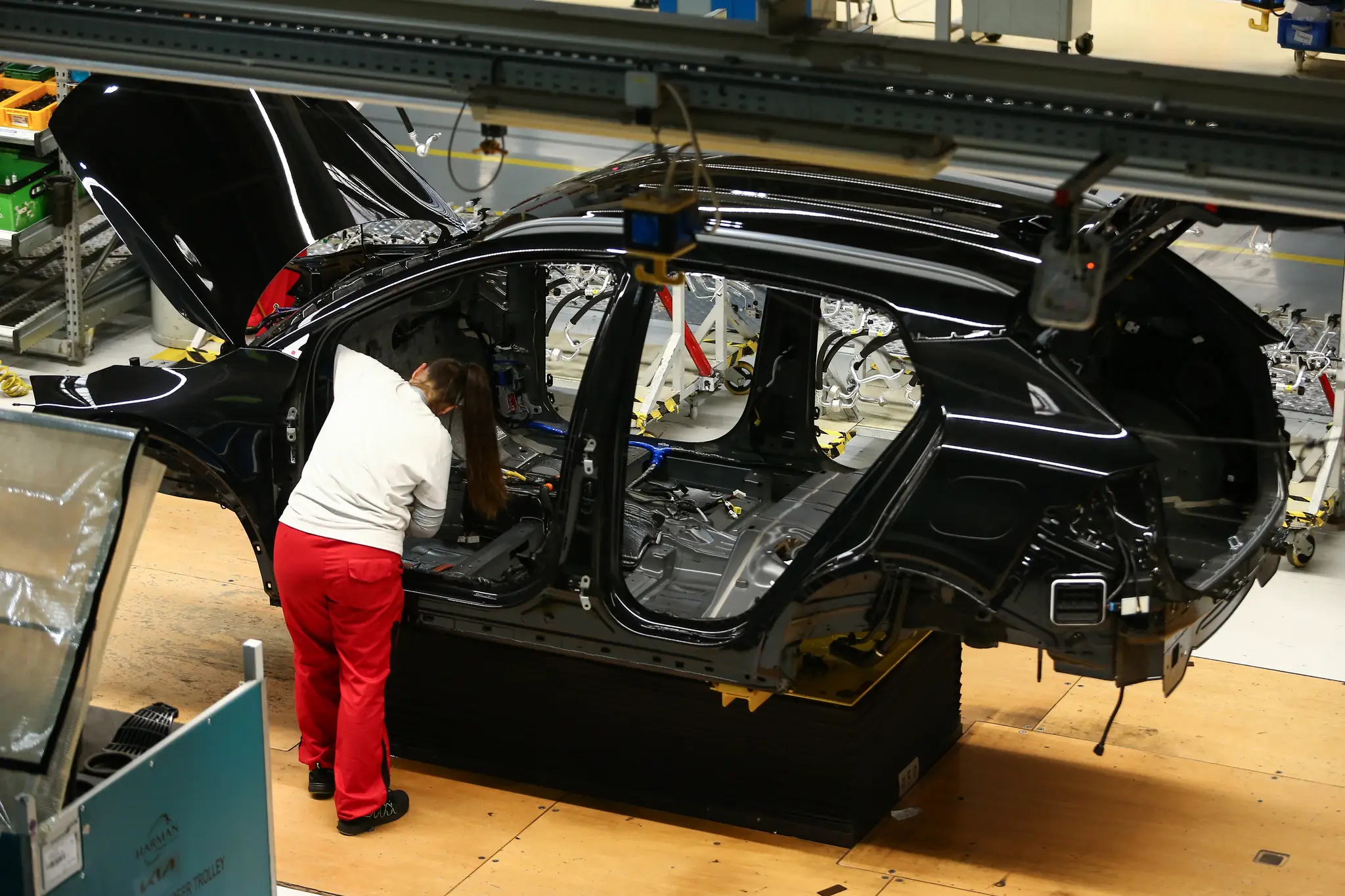 Na snímke montáž nových automobilov Kia v priestoroch výrobnej haly
