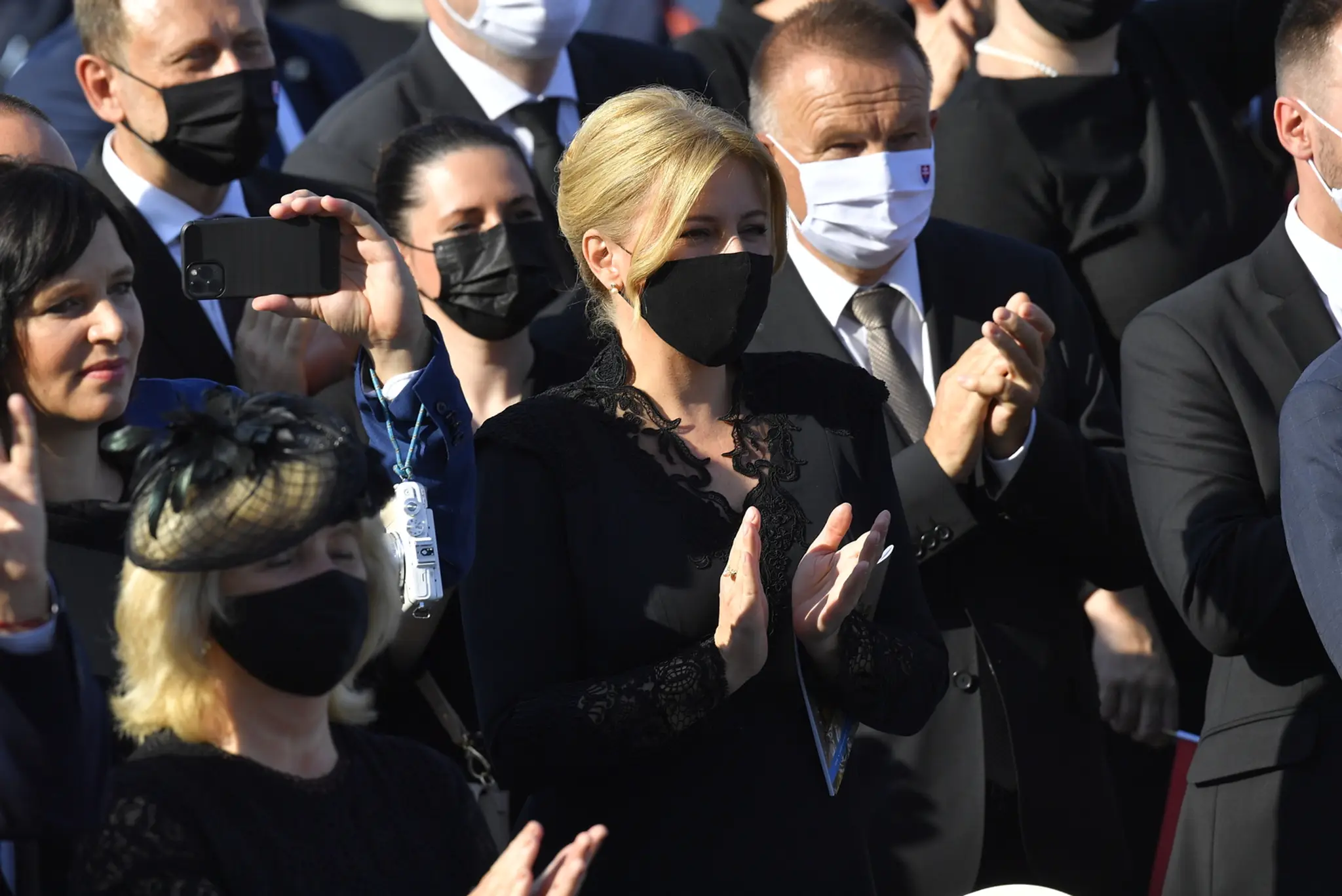 Na snímke uprostred prezidentka SR Zuzana Čaputová počas príchodu pápeža Františka na pútnickom mieste v Šaštíne