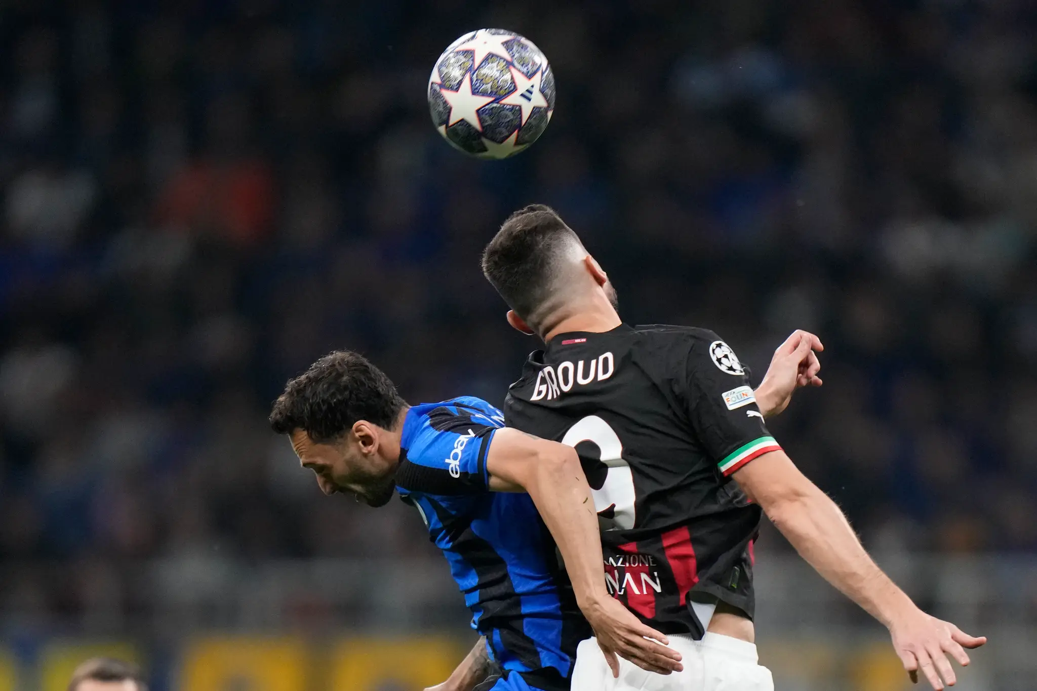 Na snímke vpravo hráč AC Miláno Olivier Giroud, vľavo turecký stredopoliar Interu Hakan Calhanoglu.