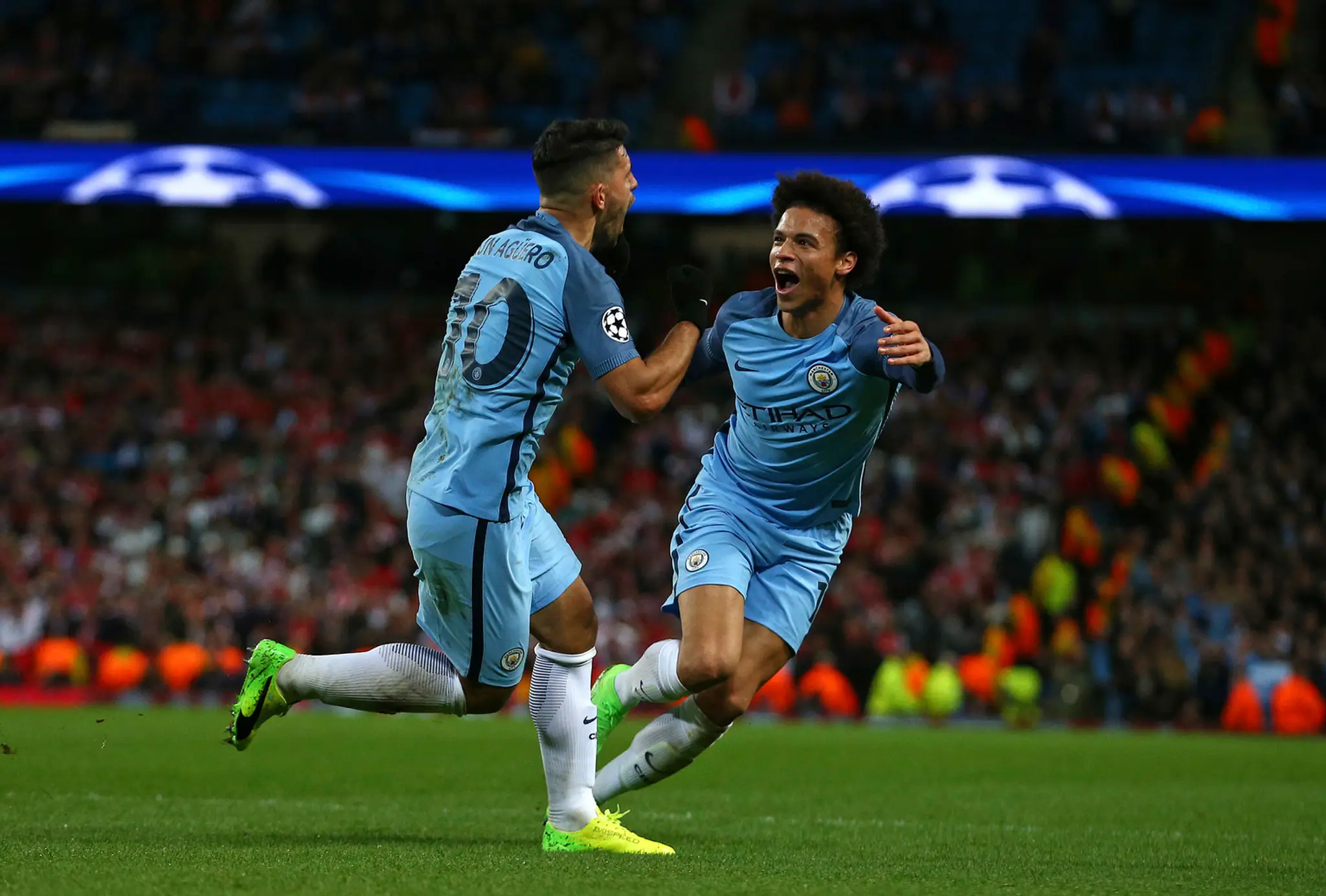 Sergio Agüero (vľavo) oslavuje svoj druhý gól v osemfinále LM proti Monacu so spoluhráčom Leroy Saném.