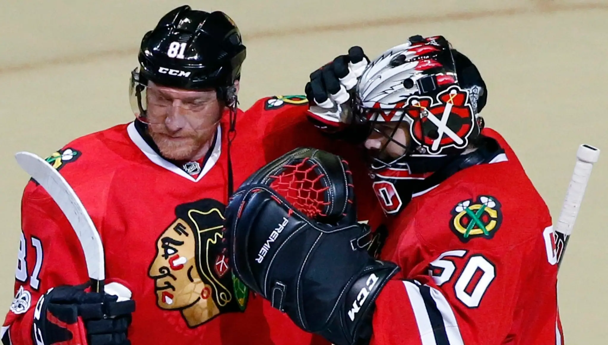 Marián Hossa oslavuje víťazstvo nad Columbusom so spoluhráčom Corey Crawfordom.