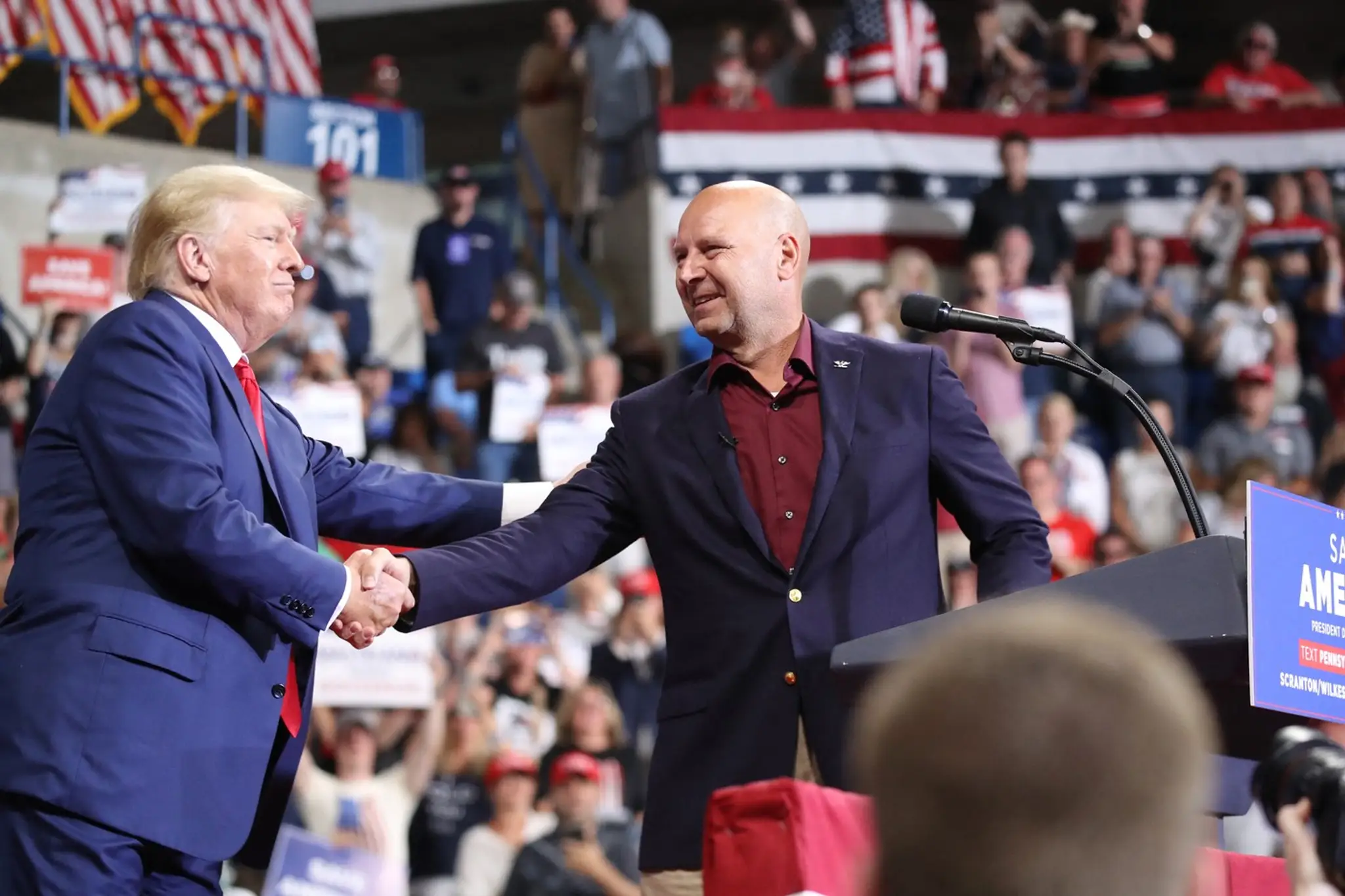 Donald Trump a Doug Mastriano na archívnej snímke z roku 2022.
