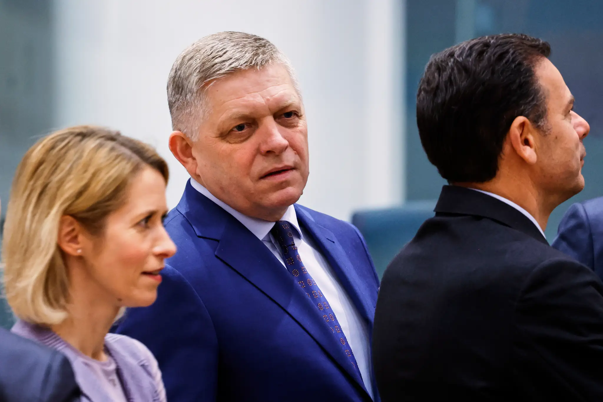 Na snímke slovenský premiér Robert Fico (uprostred) a šéfka európskej diplomacie Kaja Kallasová.
