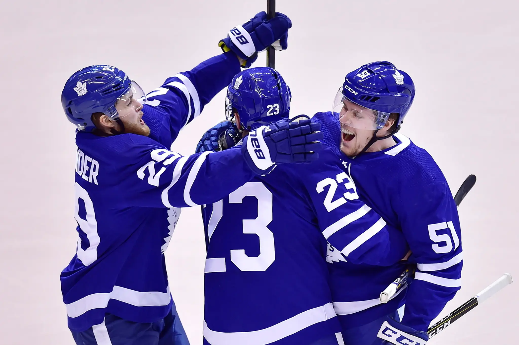 Auston Matthews z Toronta oslavuje gól v 1. kole play off proti Bostonu.