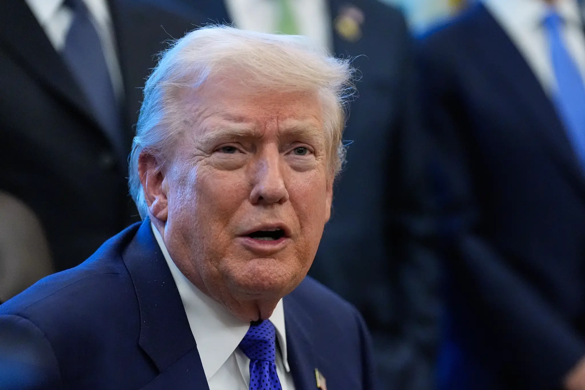Americký prezident Donald Trump reční v Oválnej pracovni Bieleho domu vo Washingtone.