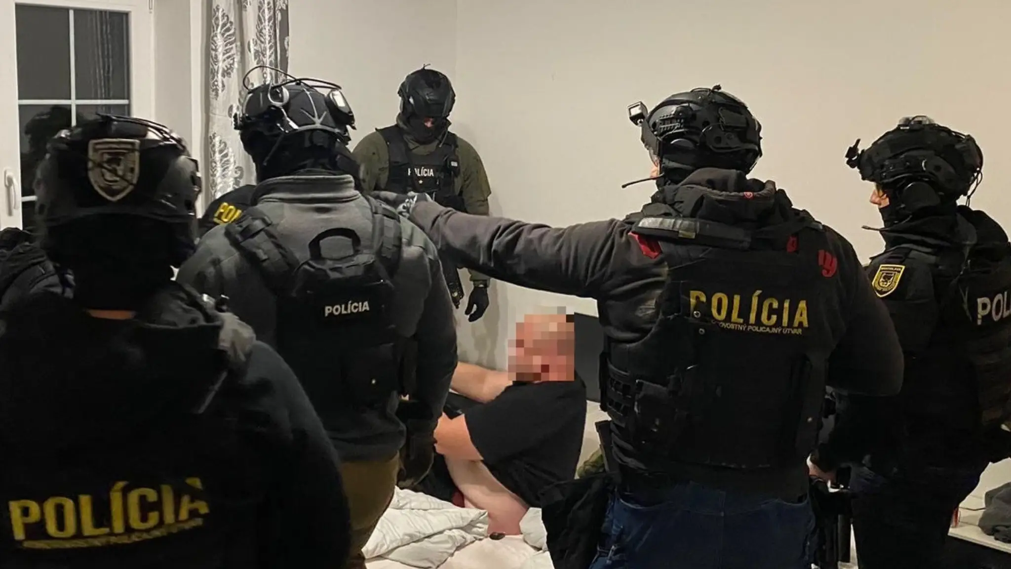 Policajti chytili muža s európskym zatykačom na krku.