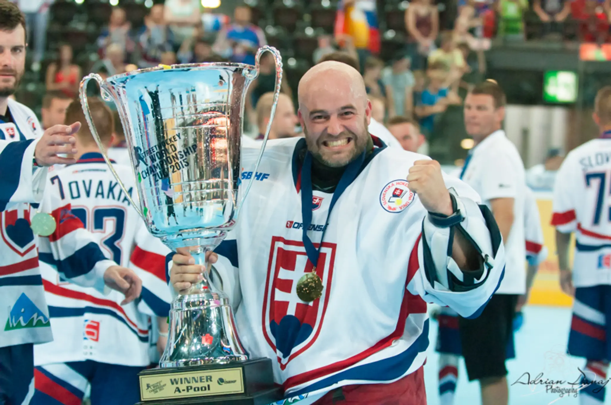 Brankár Stanislav Petrík s trofejou pre majstra sveta v hokejbale.