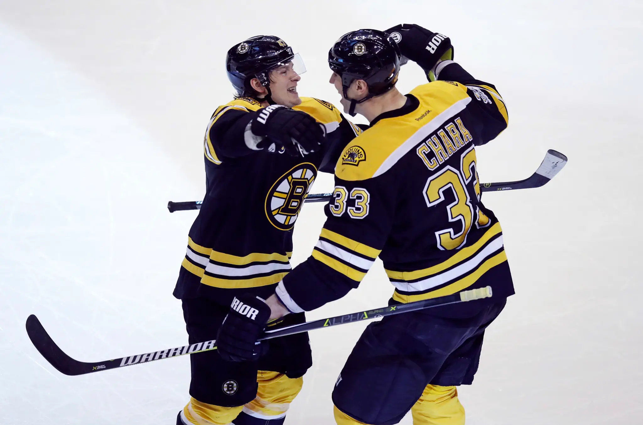 Zdenovi Chárovi (vpravo) gratuluje ku gólu proti San Jose spoluhráč z Bostonu Torey Krug.