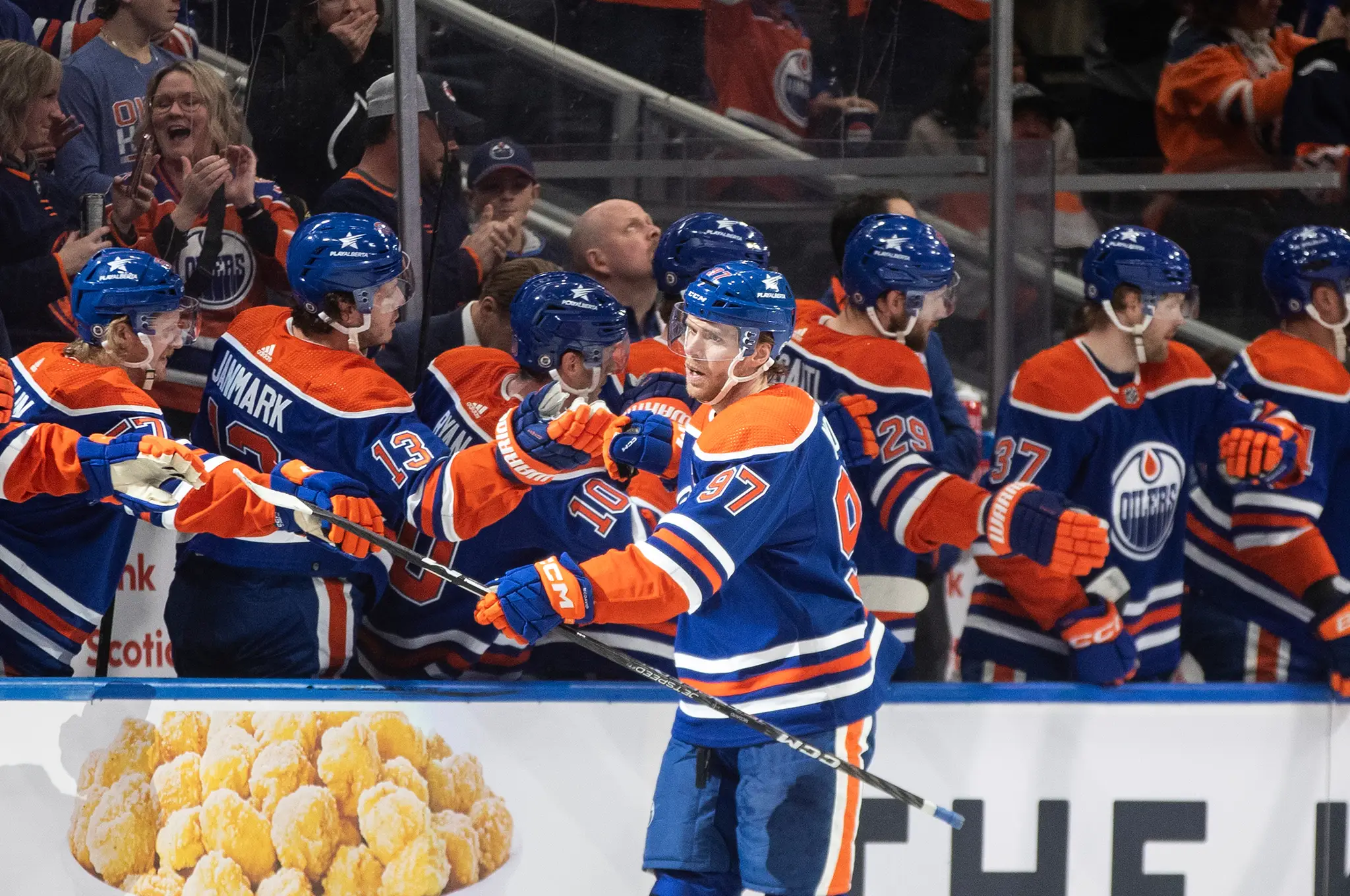 Kapitán Edmontonu Oilers Connor McDavid oslavuje so striedačkou gól