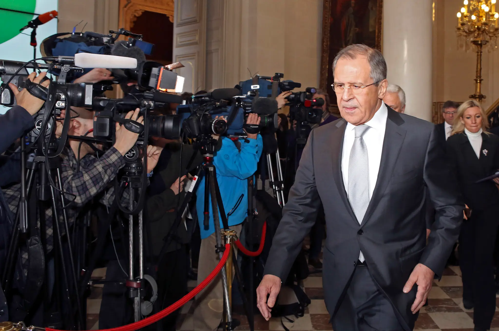  Sergej Lavrov odchádza zo stretnutia v Paríži