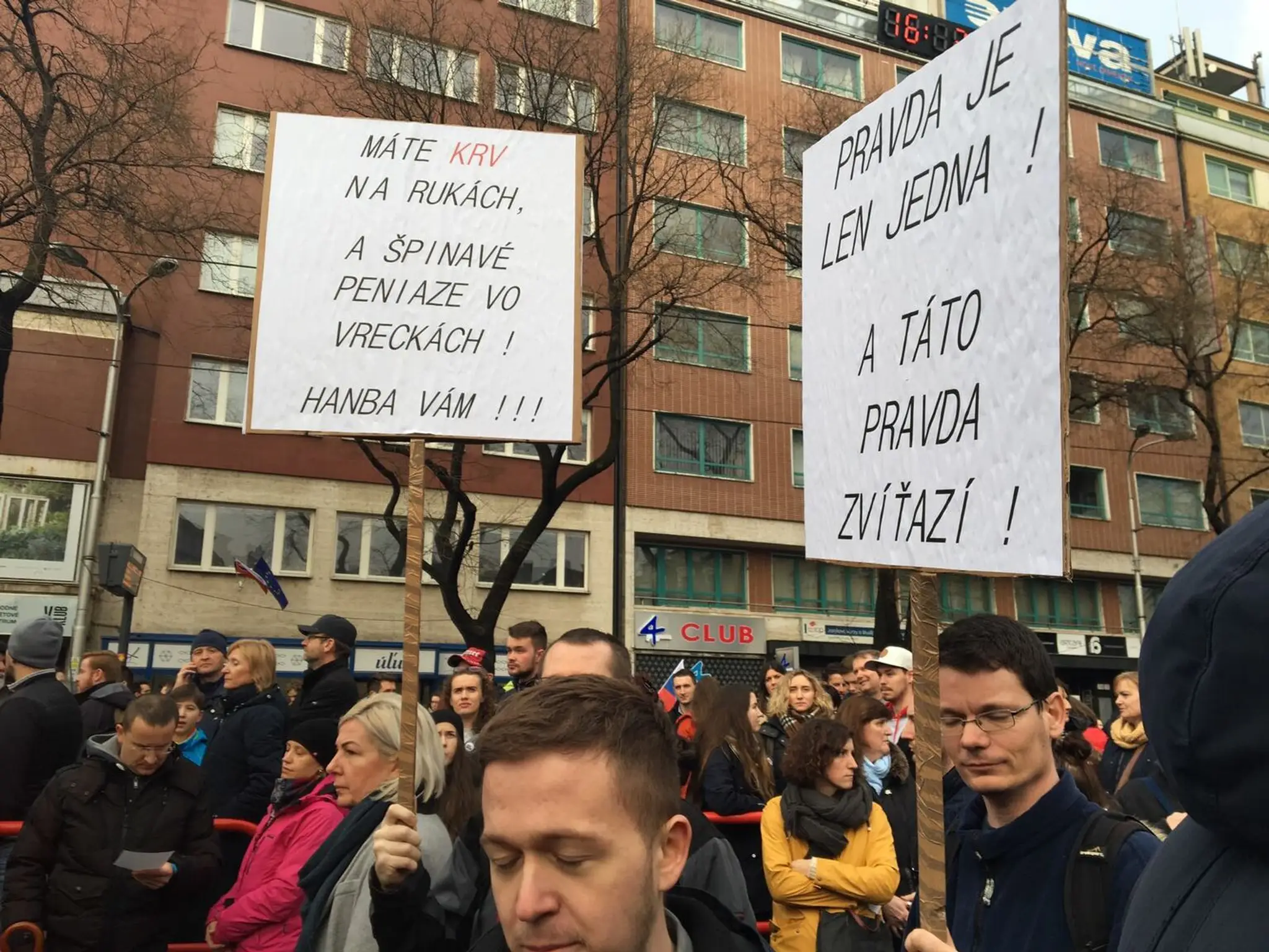 Na bratislavský protets si ľudia doniesli tematické transparenty. 