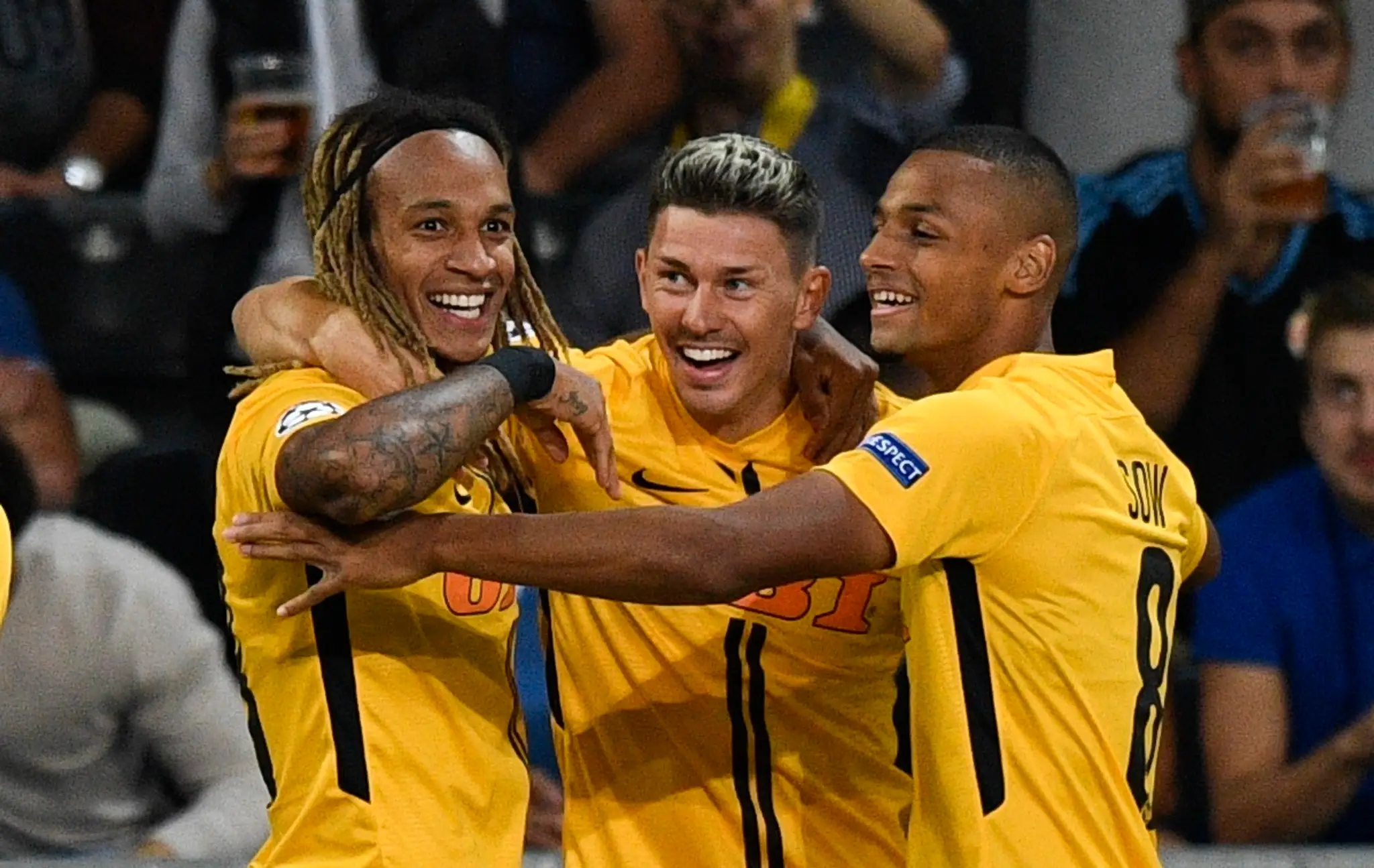 Futbalista Young Boys Kevin Mbabu  sa teší so spoluhráčmi po strelení gólu do siete Dinama Záhreb.