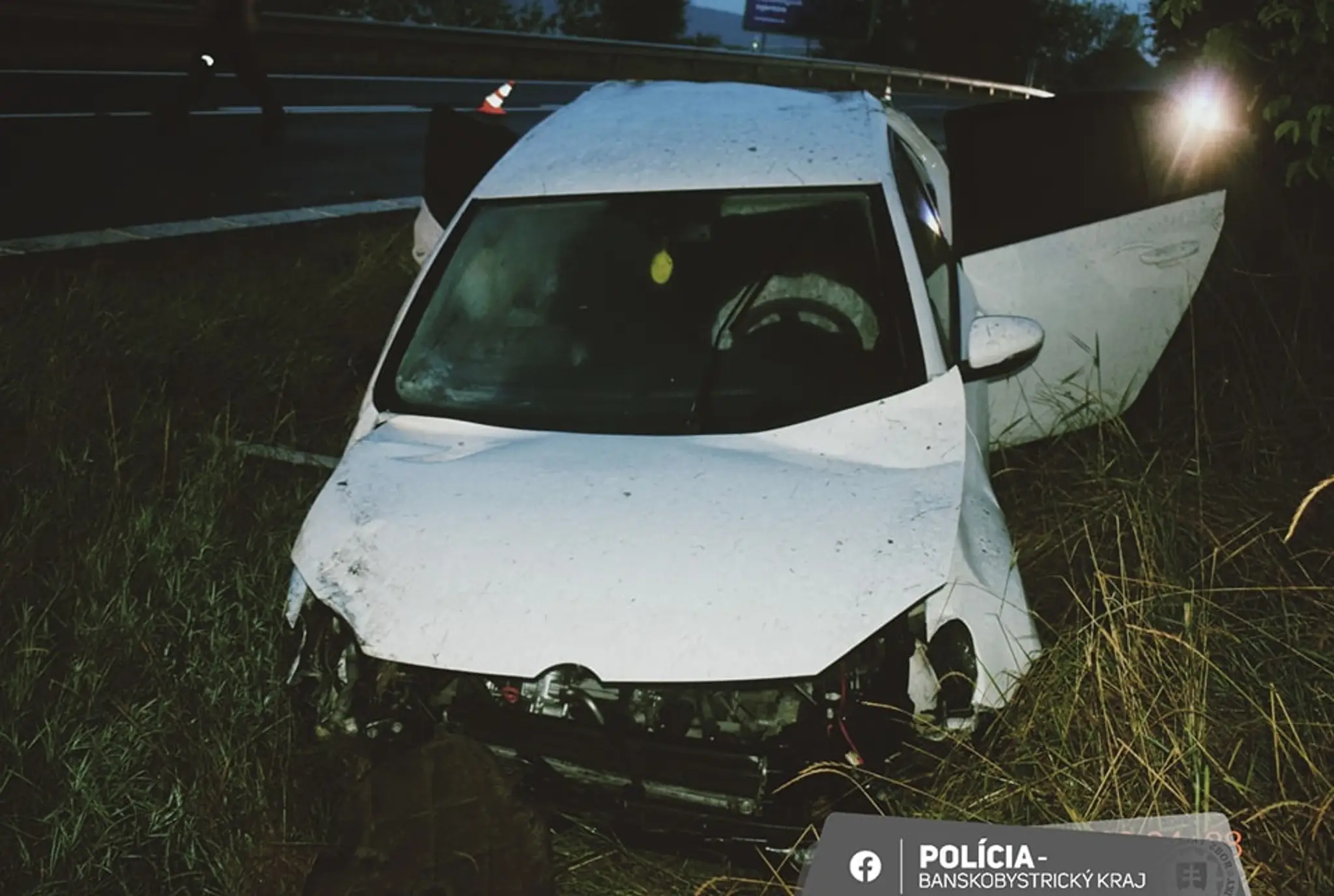 Zničené auto po nehode pri Lučenci.