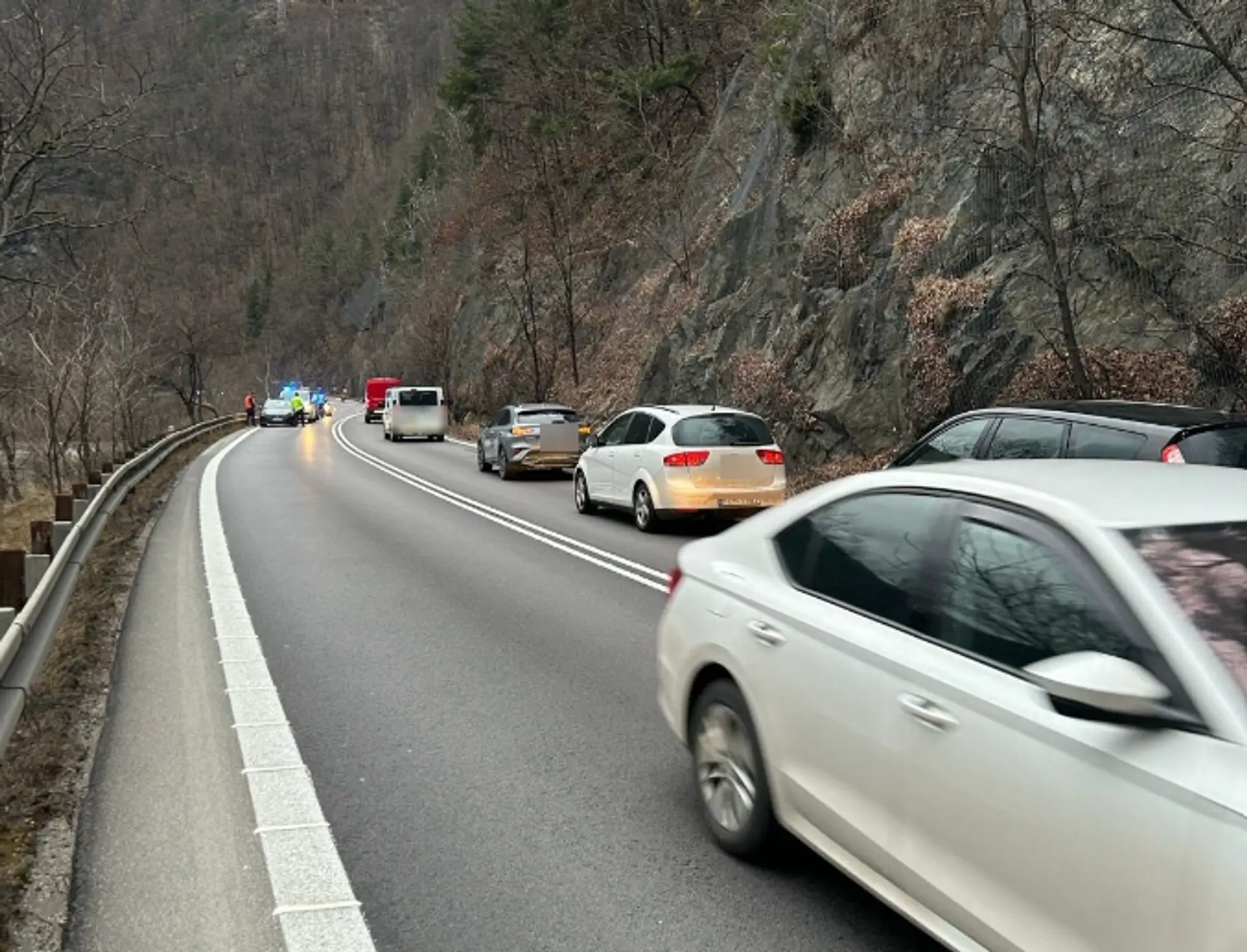 Na ceste pod Strečnom sú na ceste padnuté kamene.