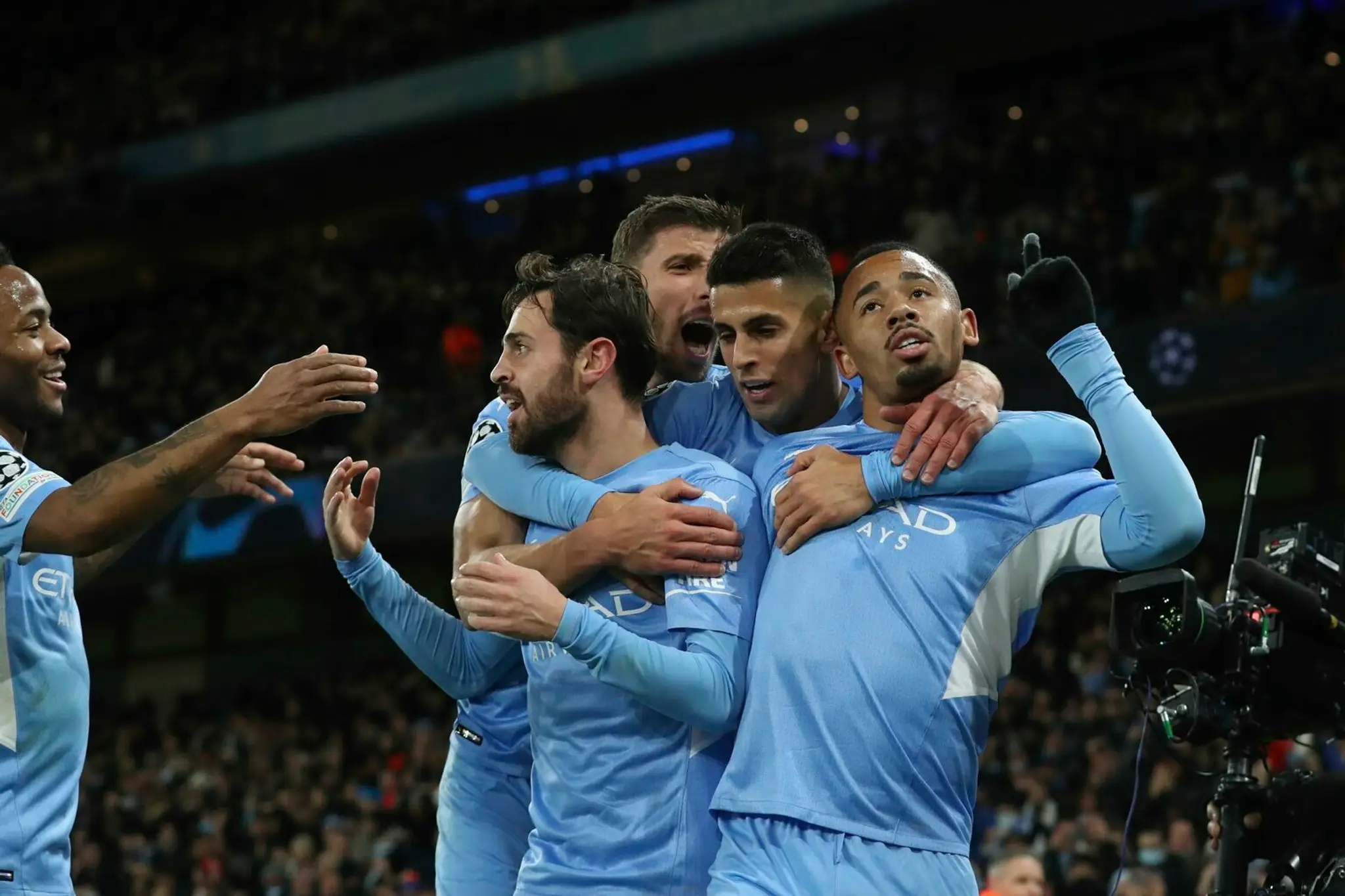 Gabriel Jesus (vpravo) oslavuje so spoluhráčmi z Manchesteru City gól v LM proti PSG.