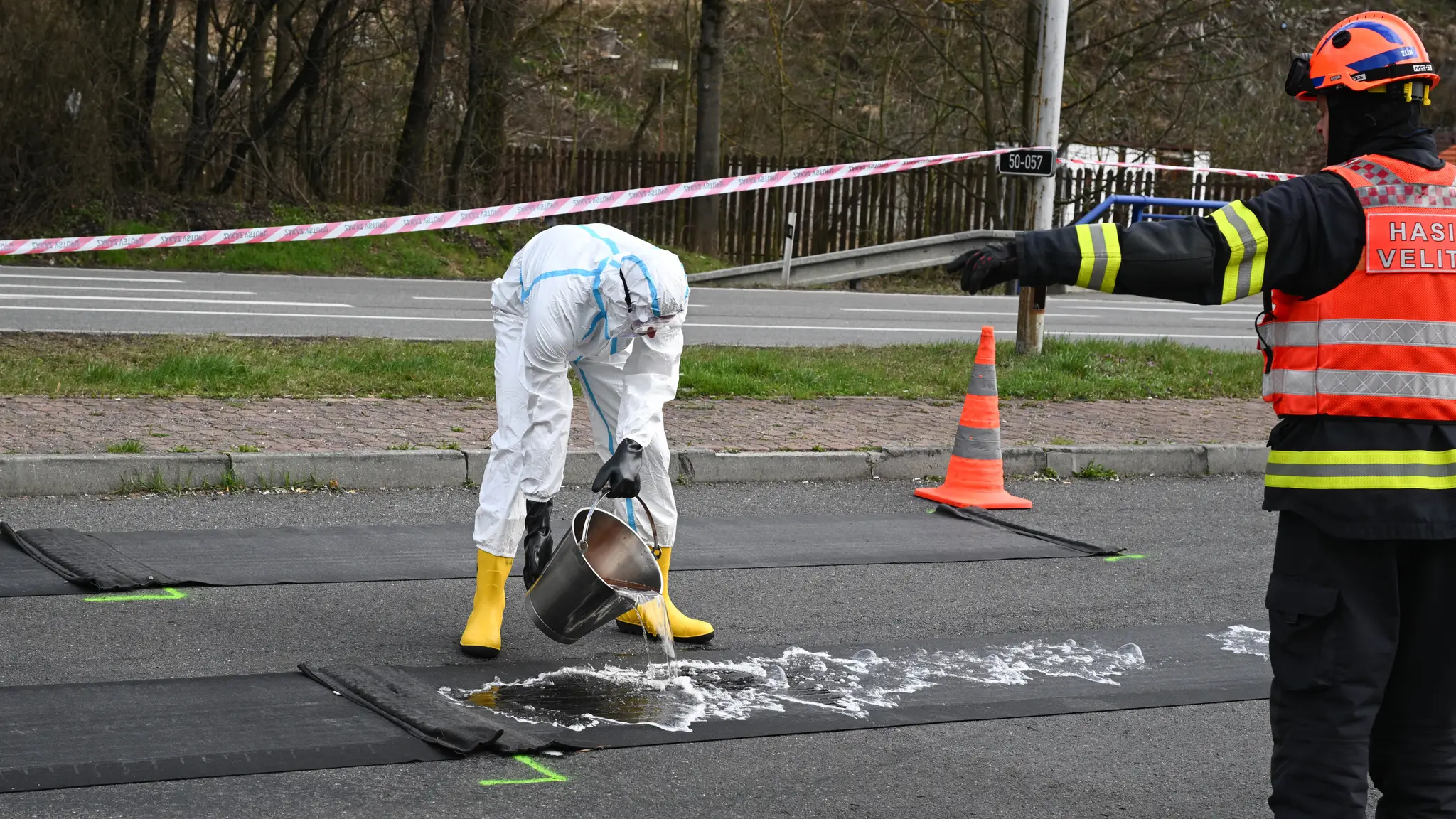 Policajti pre slintačku a krívačku zastavujú vozidlá na hraničných priechodoch