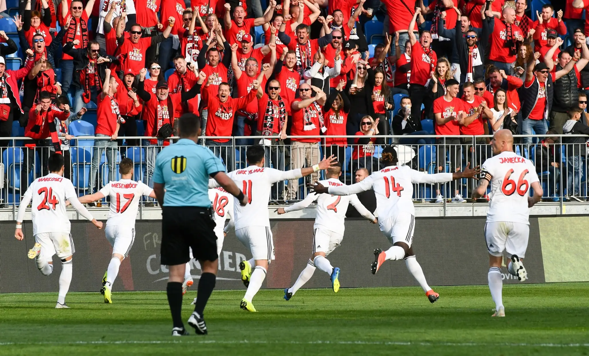 Lionel Messi z Barcelony oslavuje gól do siete Liverpoolu v prvom semifinále LM.