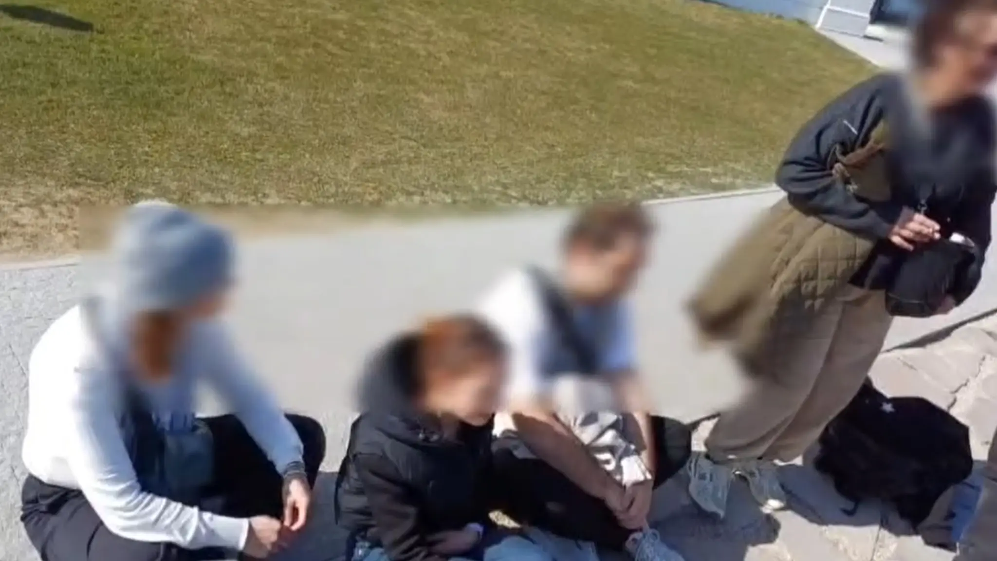 Na snímke zadržaní vreckári, ktorý okrádali turistov v Bratislave.