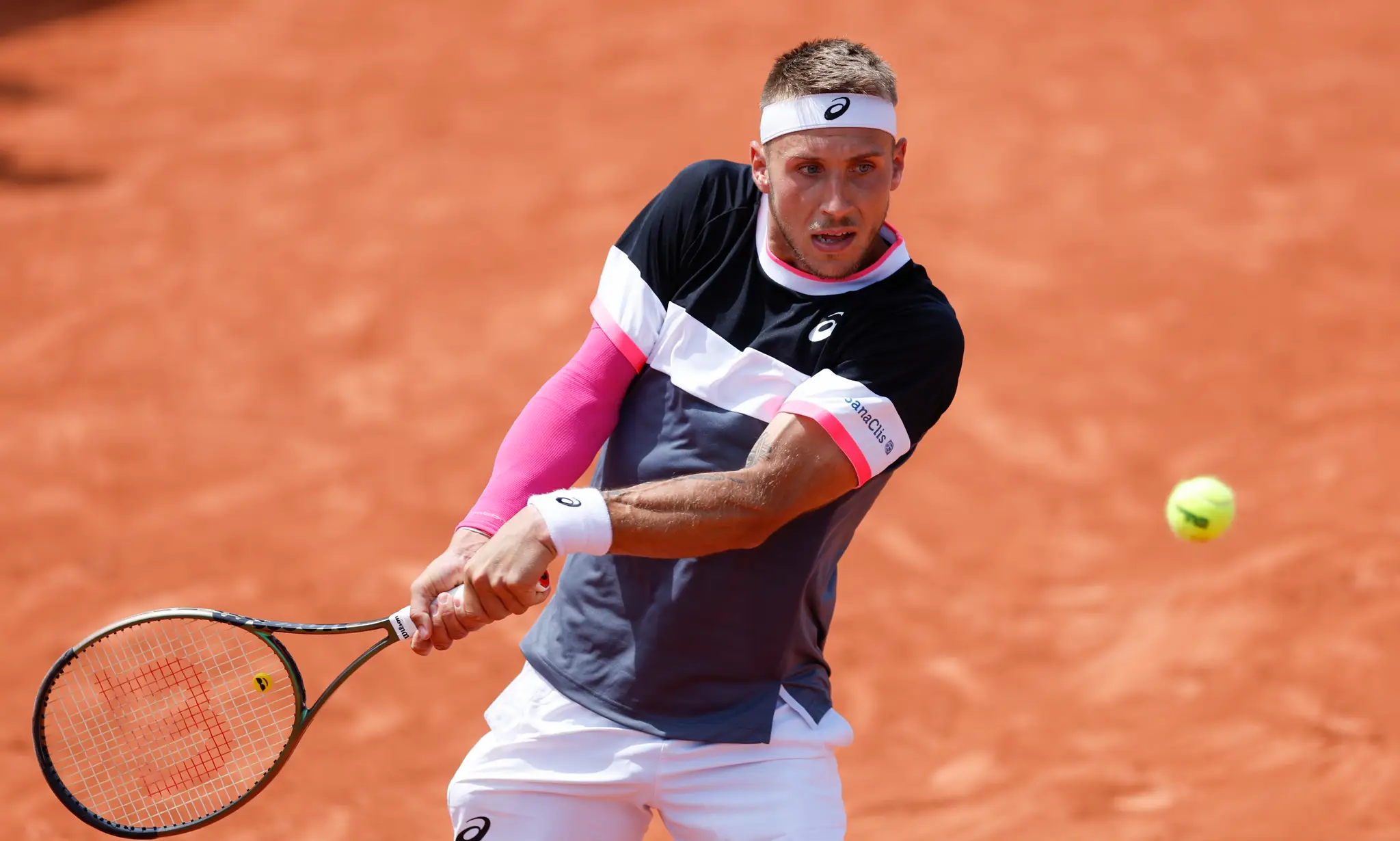 Slovenský tenista Alex Molčan odvracia úder v zápase proti Francúzovi Hugovi Gastonovi.