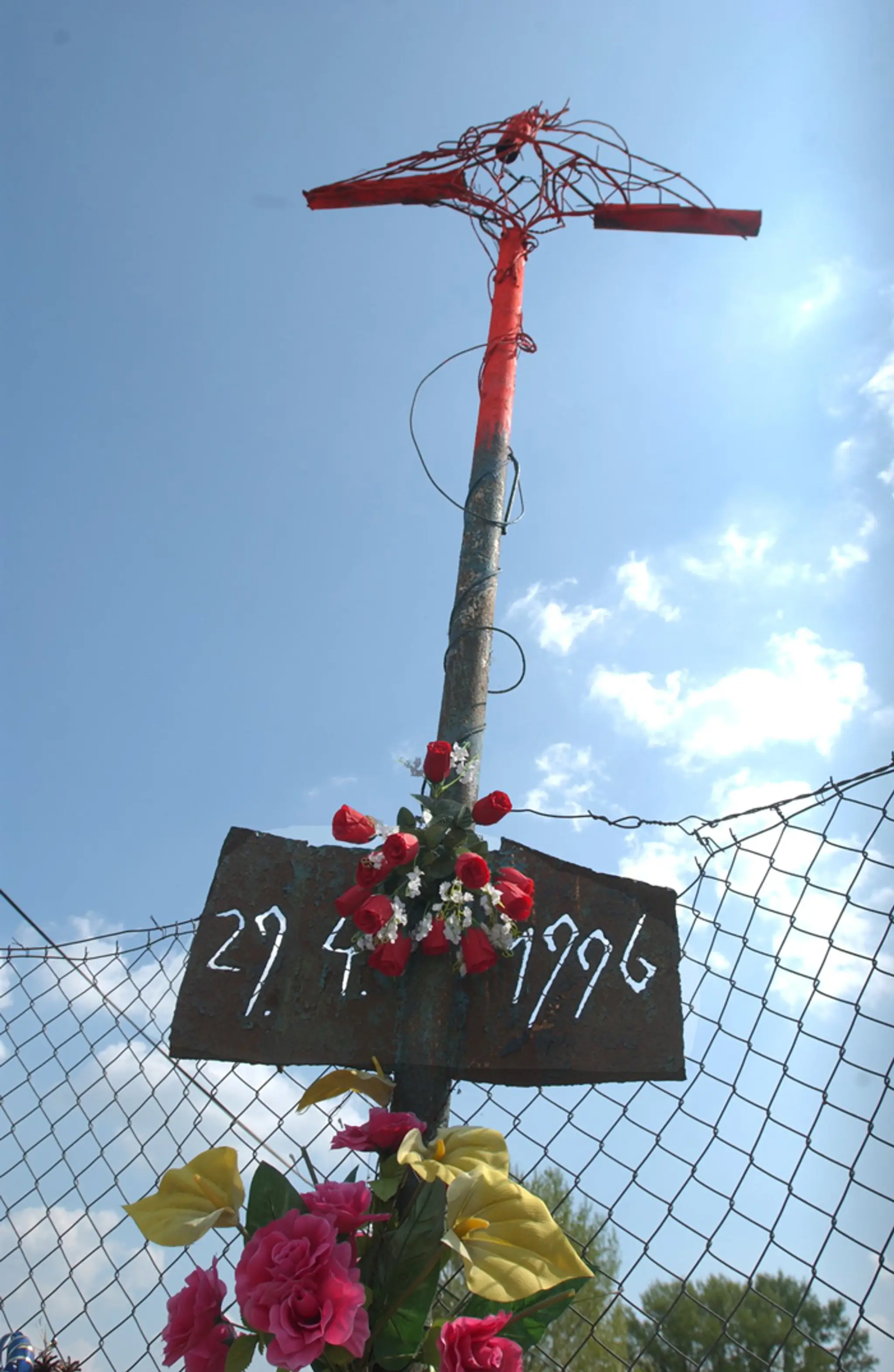 Kvety zdobia miesto tragickej smrti Róberta Remiáša  v Bratislave na Karloveskej ulici.