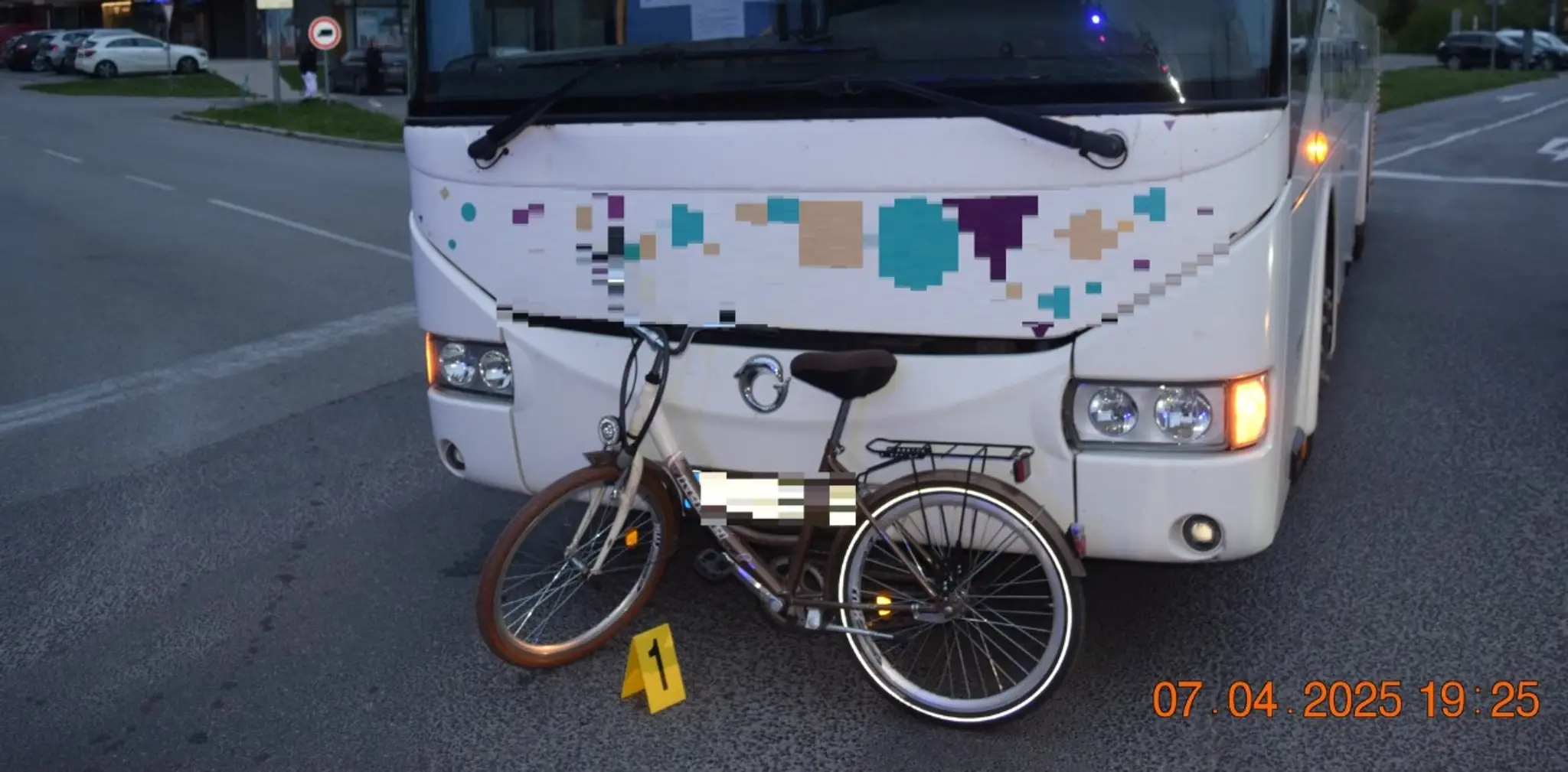 FOTO: Vážna nehoda v Dunajskej Strede. Autobus zrazil cyklistku, žena (69) bojuje o život