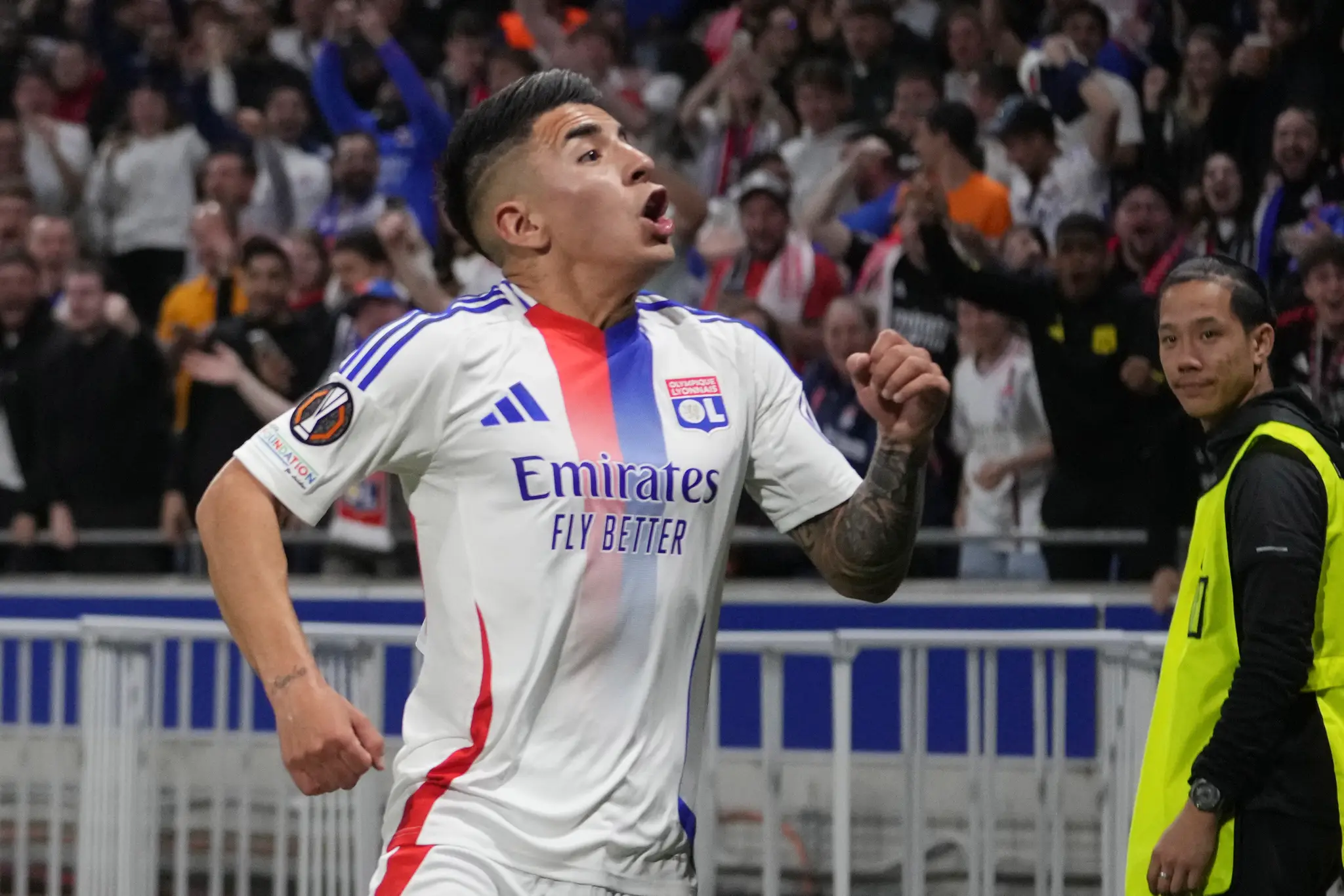 Futbalista Lyonu Thiago Almada sa teší z gólu.