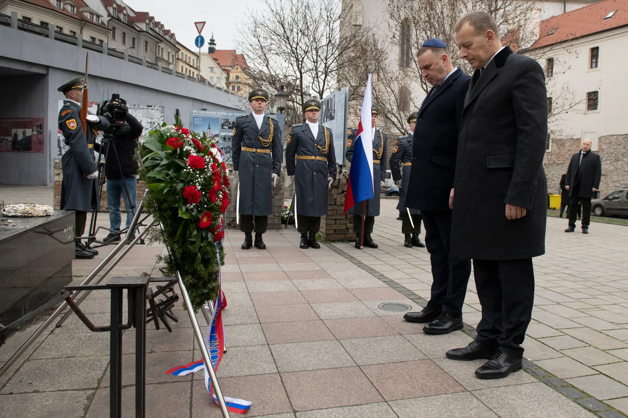 Predseda NR SR Boris Kollár (vpravo) a predseda Ústredného zväzu židovských náboženských obcí (ÚZŽNO) na Slovensku Richard Duda počas pietneho aktu