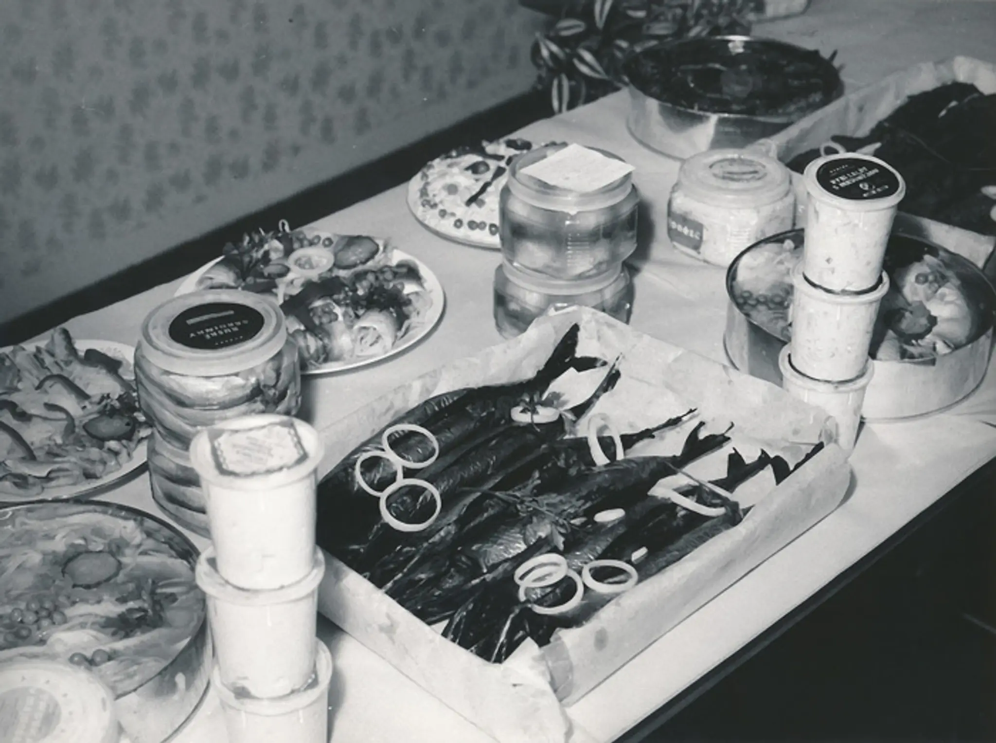Výstava výrobkov z roku 1966. V popredí treska.