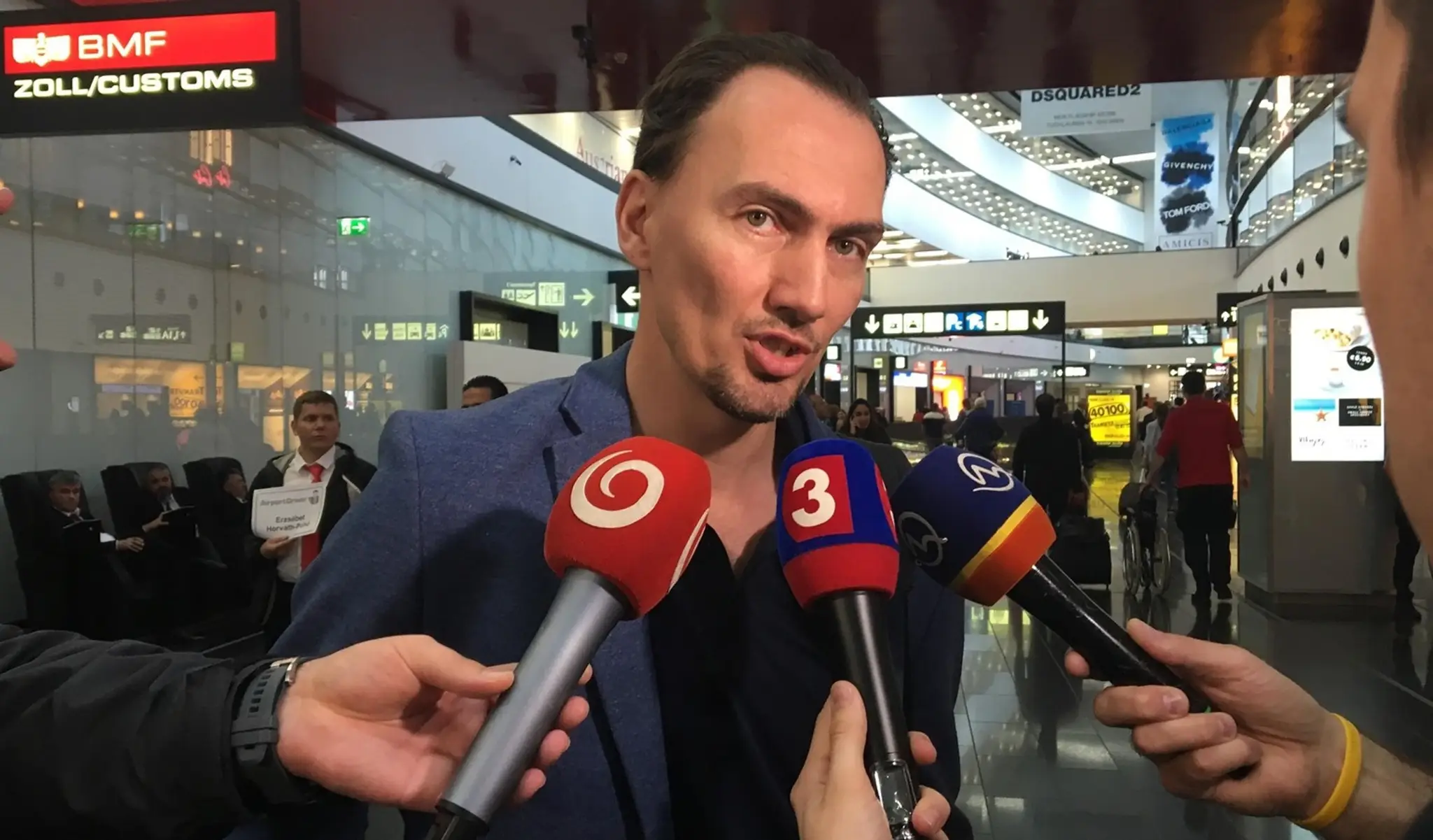 Generálny manažér hokejovej reprezentácie Miroslav Šatan odpovedá na otázky novinárov.