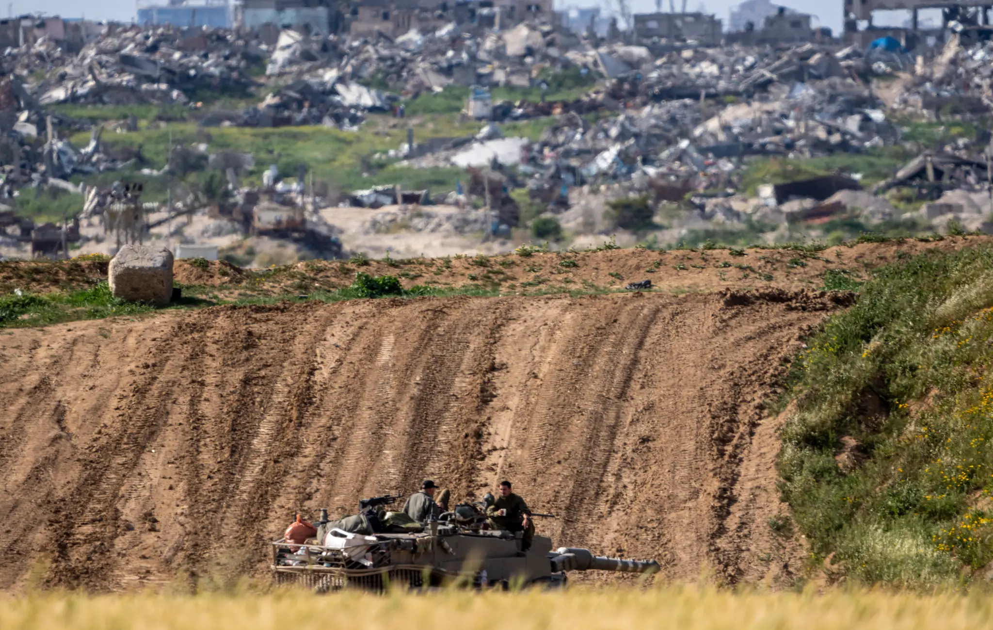 Na archívnej snímke z 26. marca 2024 izraelský tank sa nachádza na juhu Izraela na hraniciajch s Pásmom Gazy.