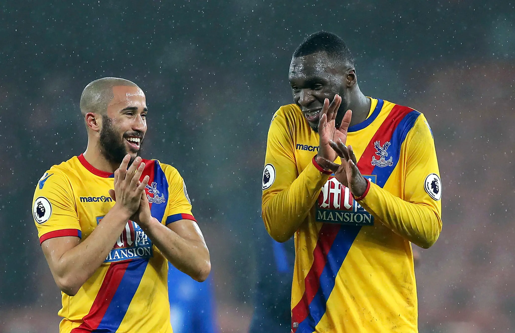 Hráči Crystal Palace Andros Townsend (vľavo) a Christian Benteke na archívnej snímke.