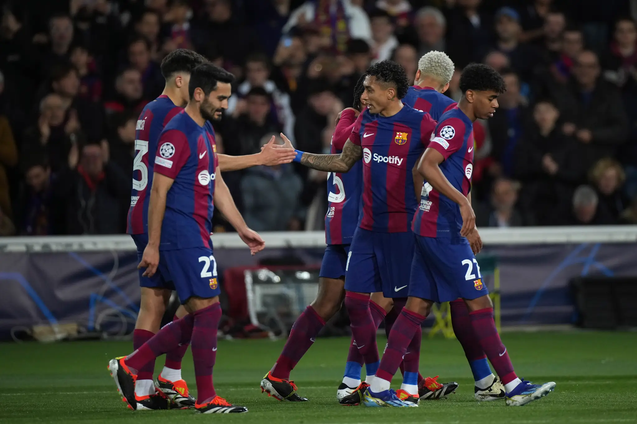 Futbalisti Barcelony oslavujú gól.