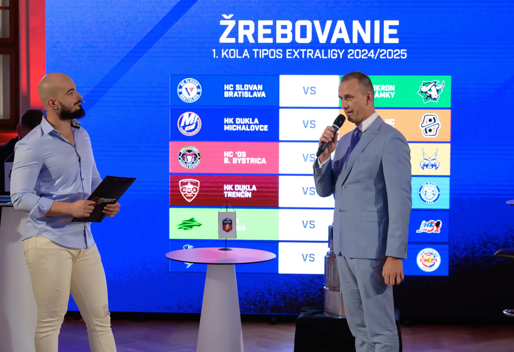 Na snímke vpravo prezident HK Nitra Miroslav Kováčik počas slávnostného žrebu