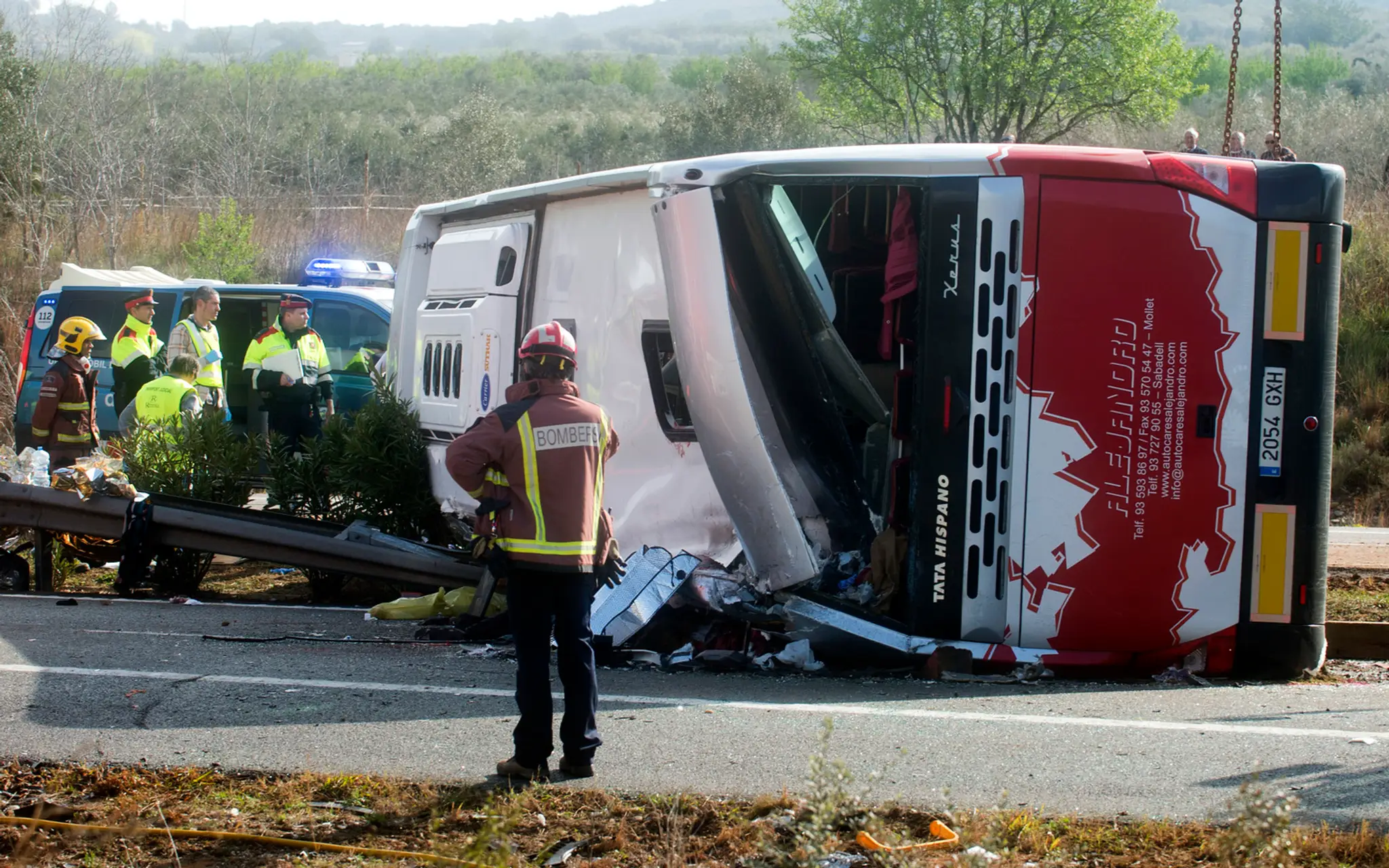 Záchranári zasahujú na mieste nehody výletného autobusu v Španielsku.