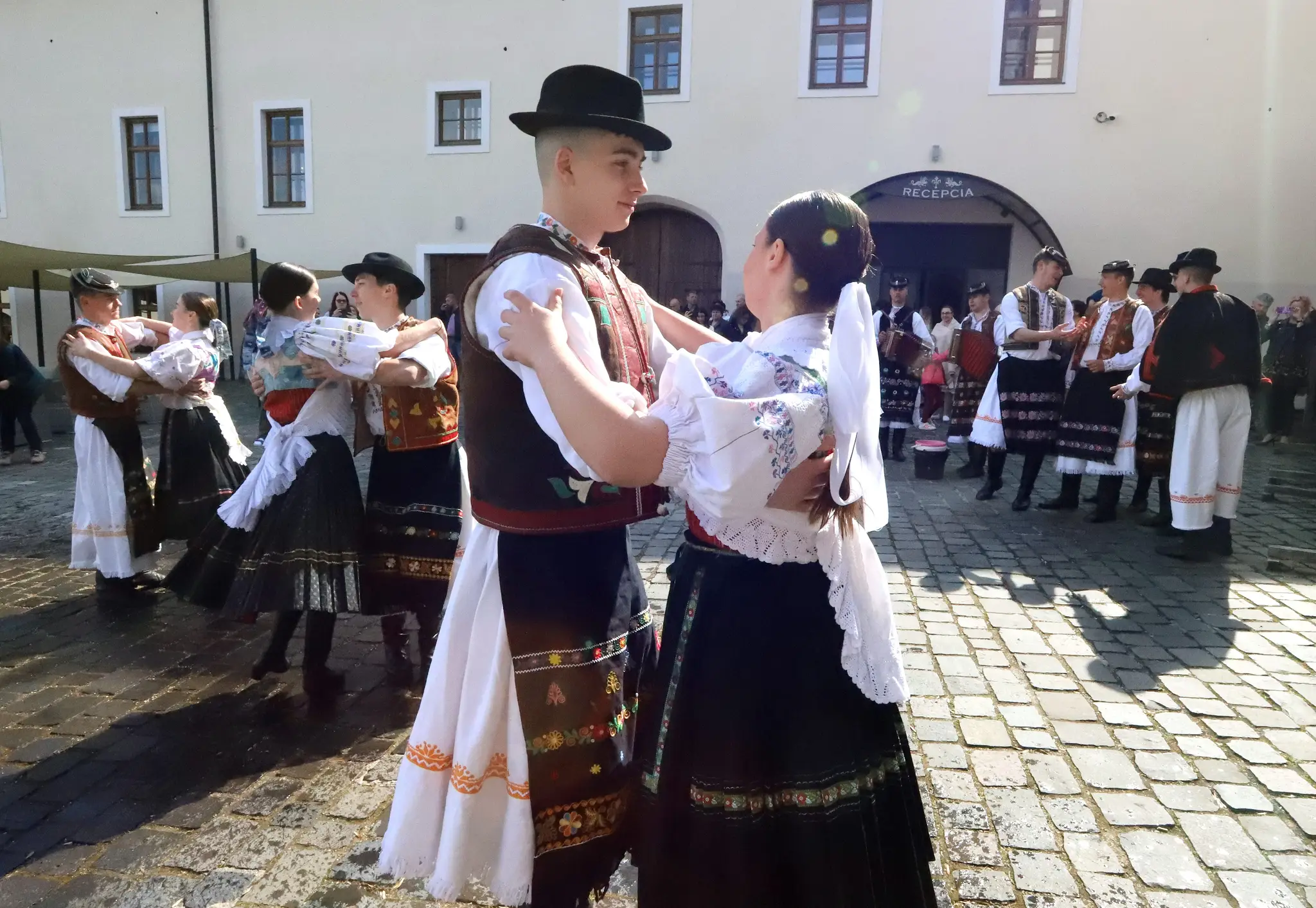 Členovia folklórneho súboru Podpoľanec z Detvy predvádzajú tradičnú veľkonočnú oblievačku na Vígľašskom zámku.