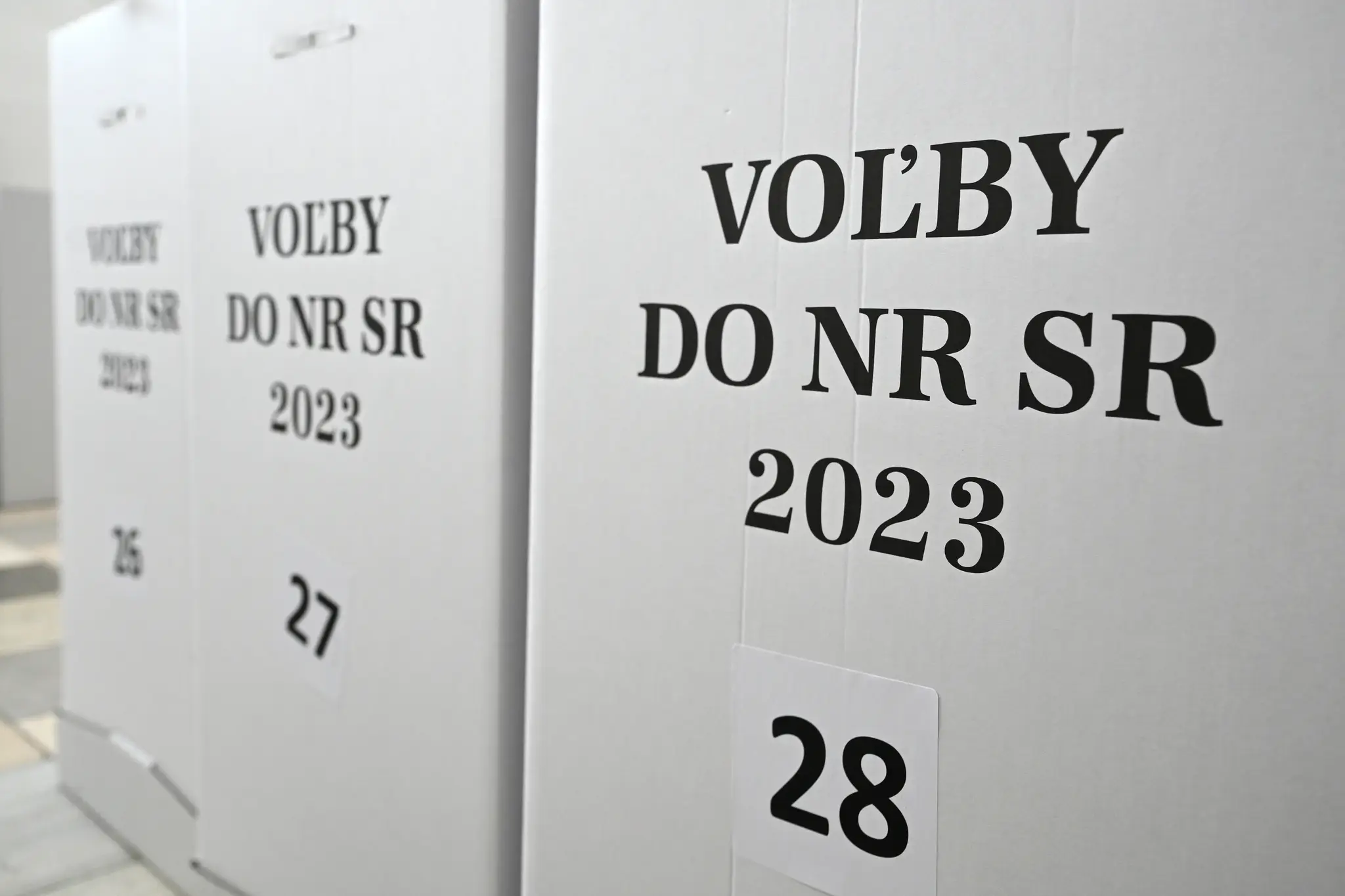 Na snímke volebné schránky.