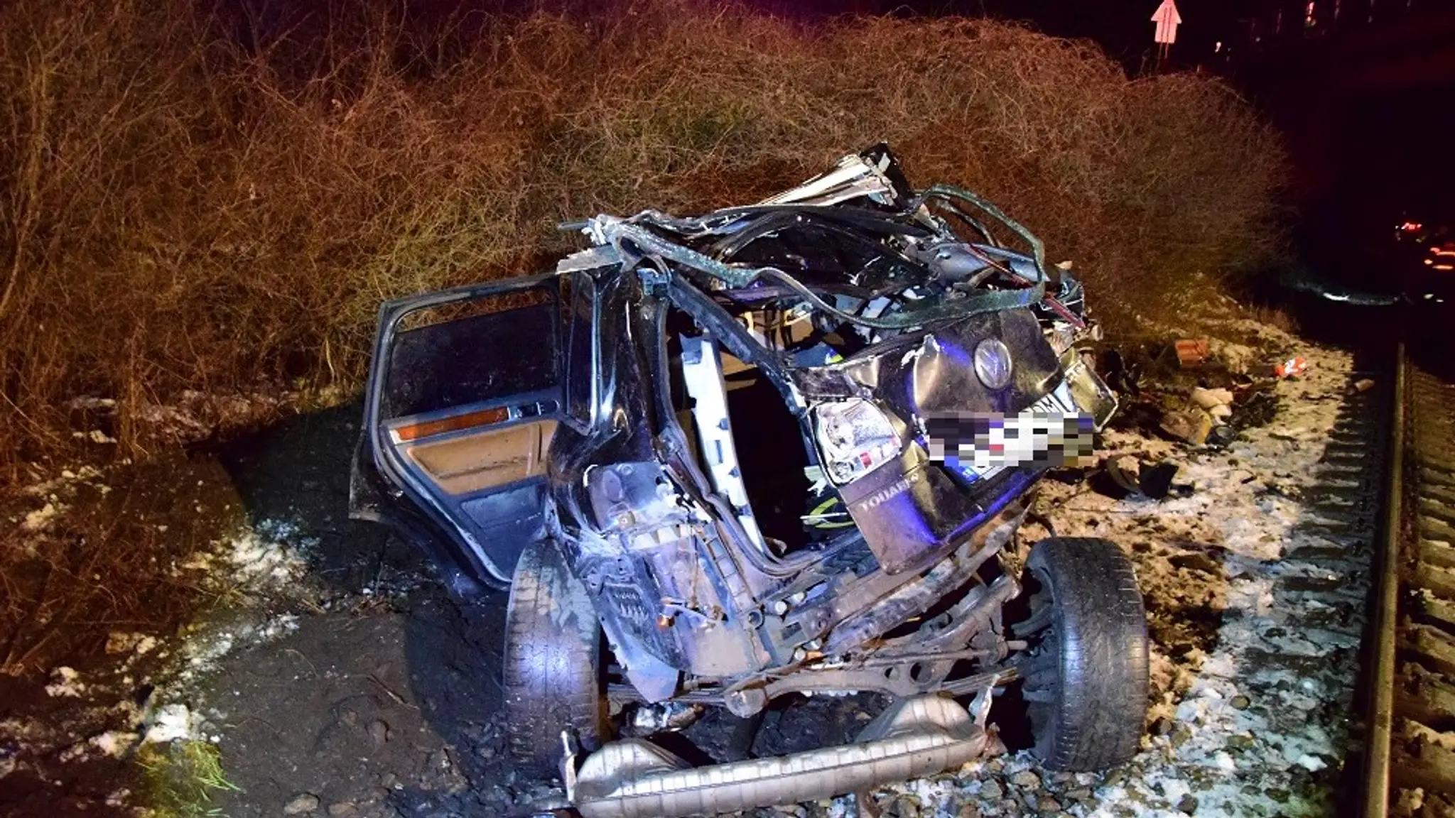 Po nehode sa auto ocitlo na koľajniciach, chvíľu na to ho prebúral vlak