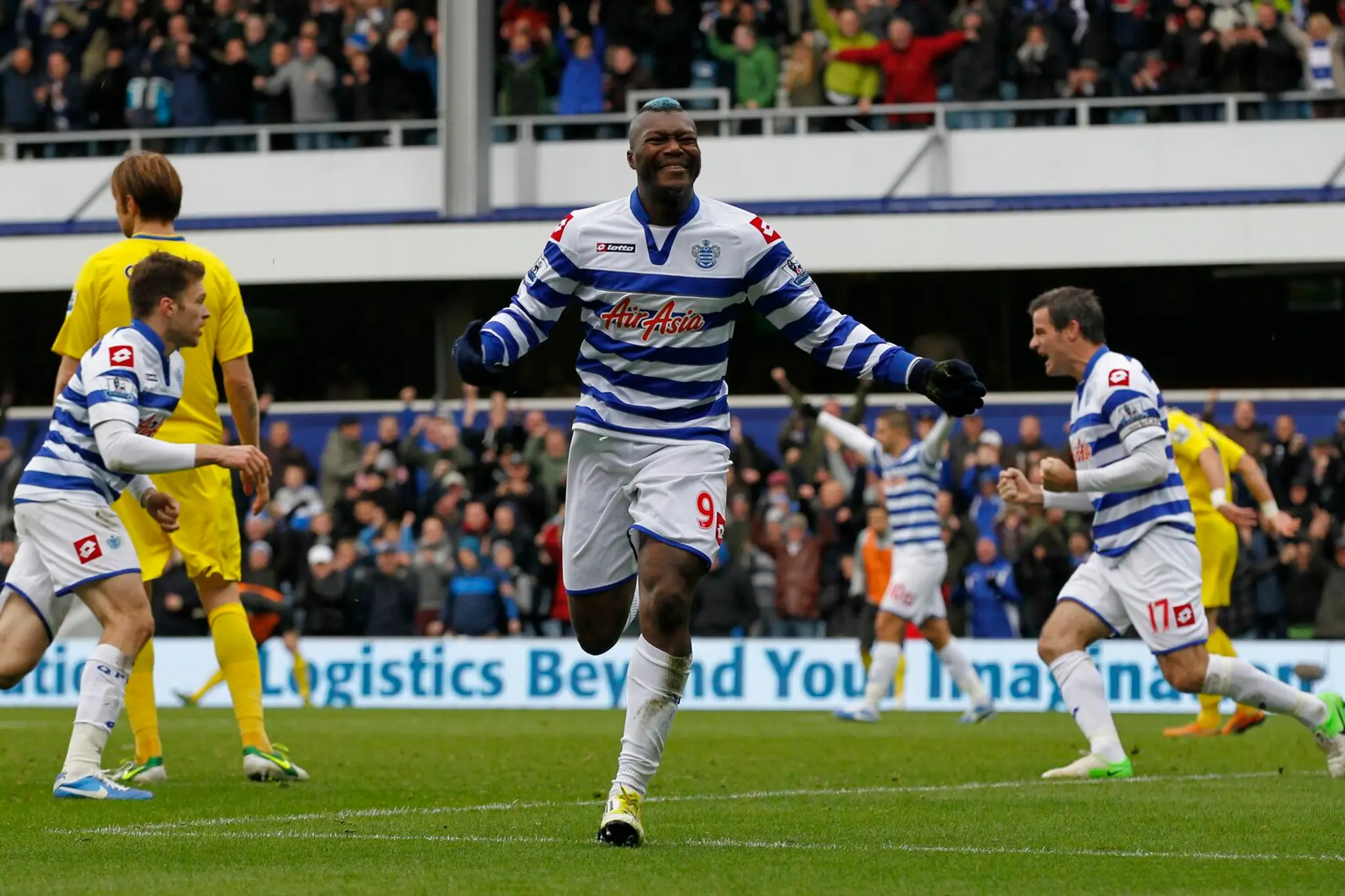 Djibril Cissé (v strede) sa na archívnej snímke ešte v drese Queens Park Rangers raduje z gólu proti Readingu.
