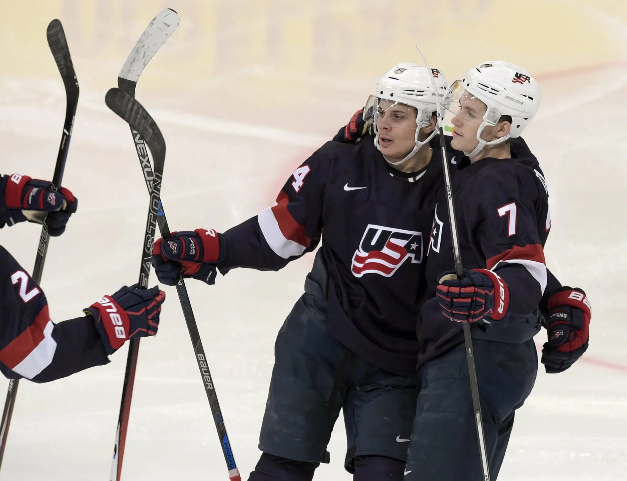Na snímke Auston Matthews a Mathew Tkachuk.