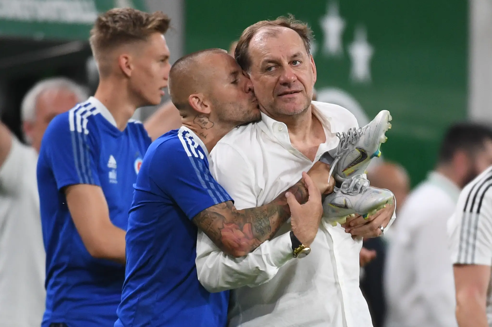 Tréner Slovana Vladimír Weiss st. (vpravo), jeho zverenec a syn Vladimír Weiss ml. sa objímajú po výhre v zápase 2. predkola LM na pôde Ferencvárosu.