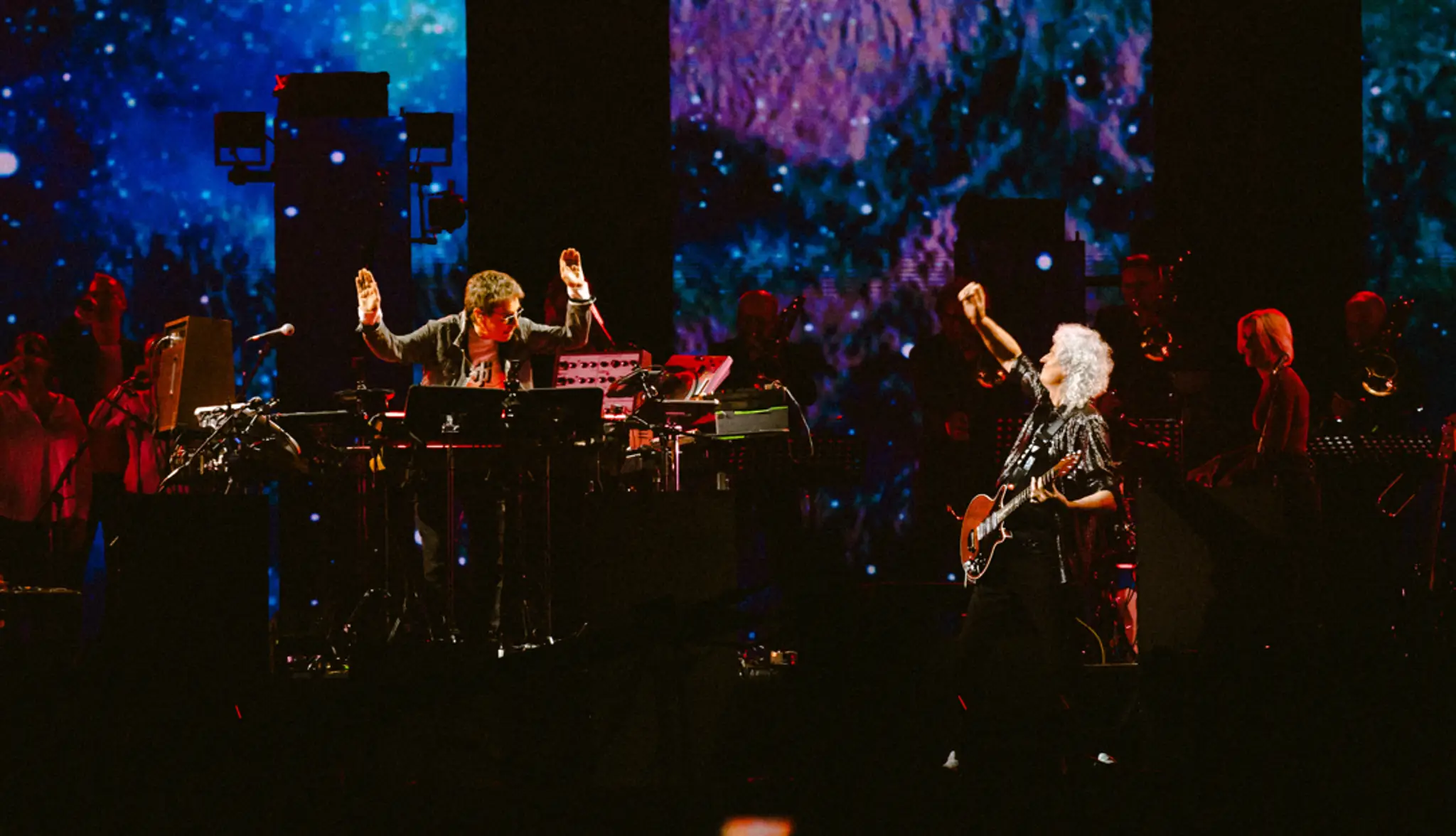 Francúzsky hudobník a skladateľ Jean Michel Jarré a gitarista skupiny Queen Brian May.