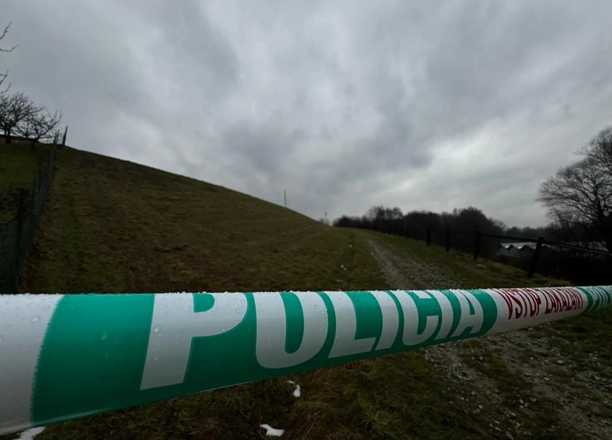 Policajná páska na mieste nešťastia.