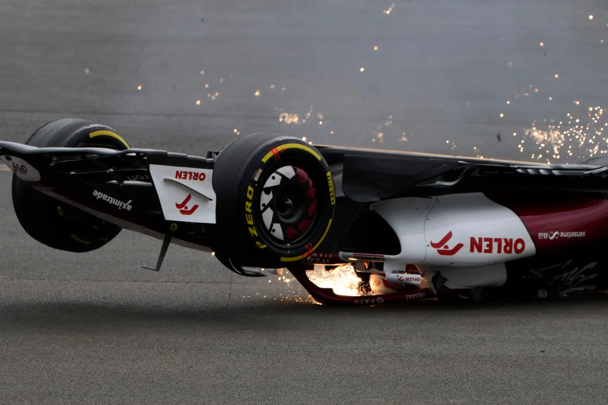Čou Kuan-jüm vyviazol z hrozivej nehody na okruhu v Silverstone  bez zranení.