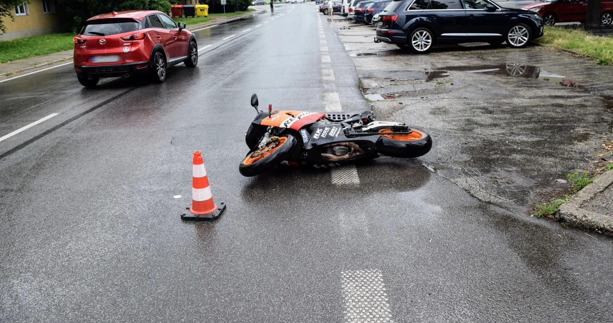 Motorkár v Šali skončil pod jedným z áut